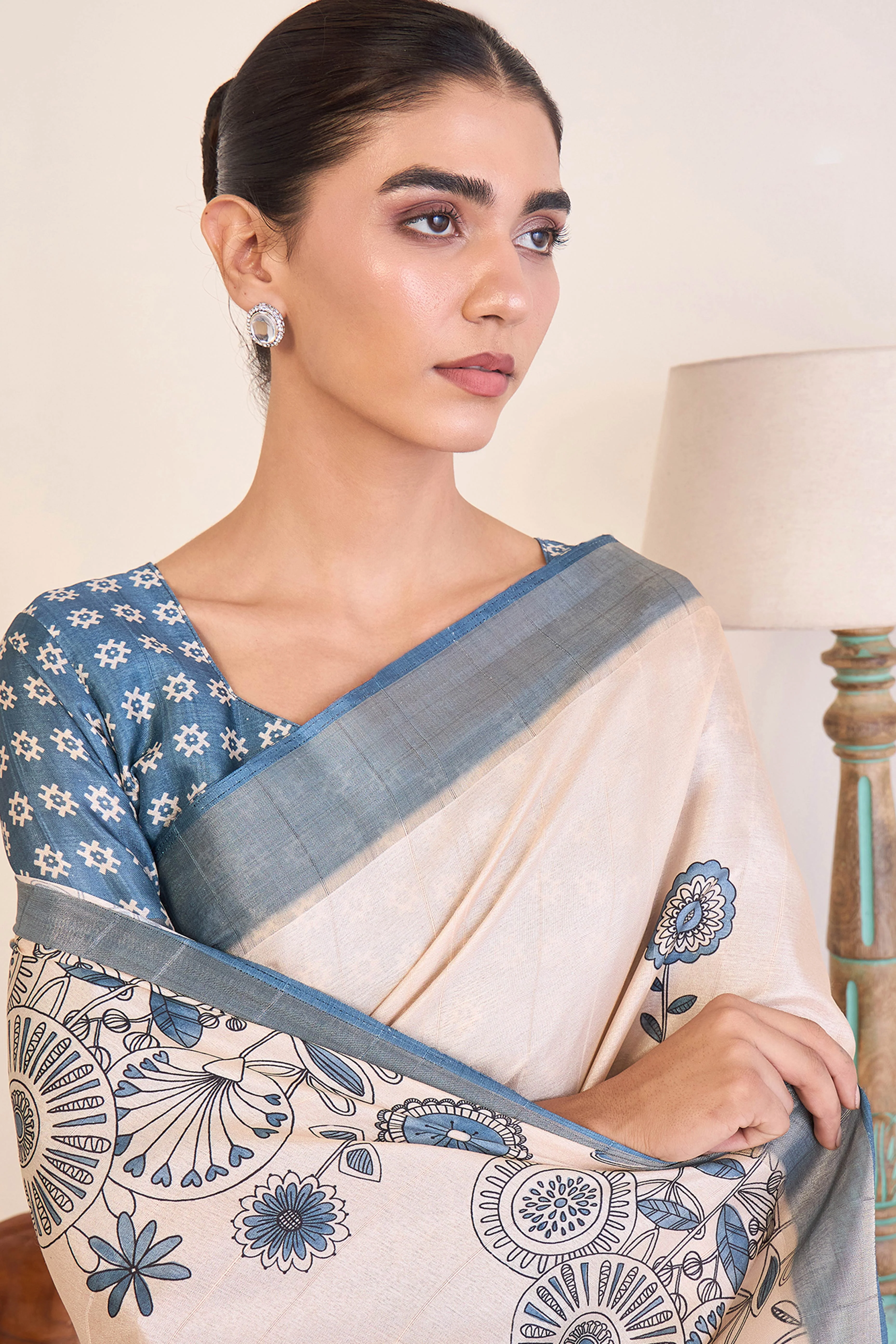 Elegant Greyish Blue Floral Printed Kotha Cotton Silk Saree Reflecting Subtle Sophistication - Image 7