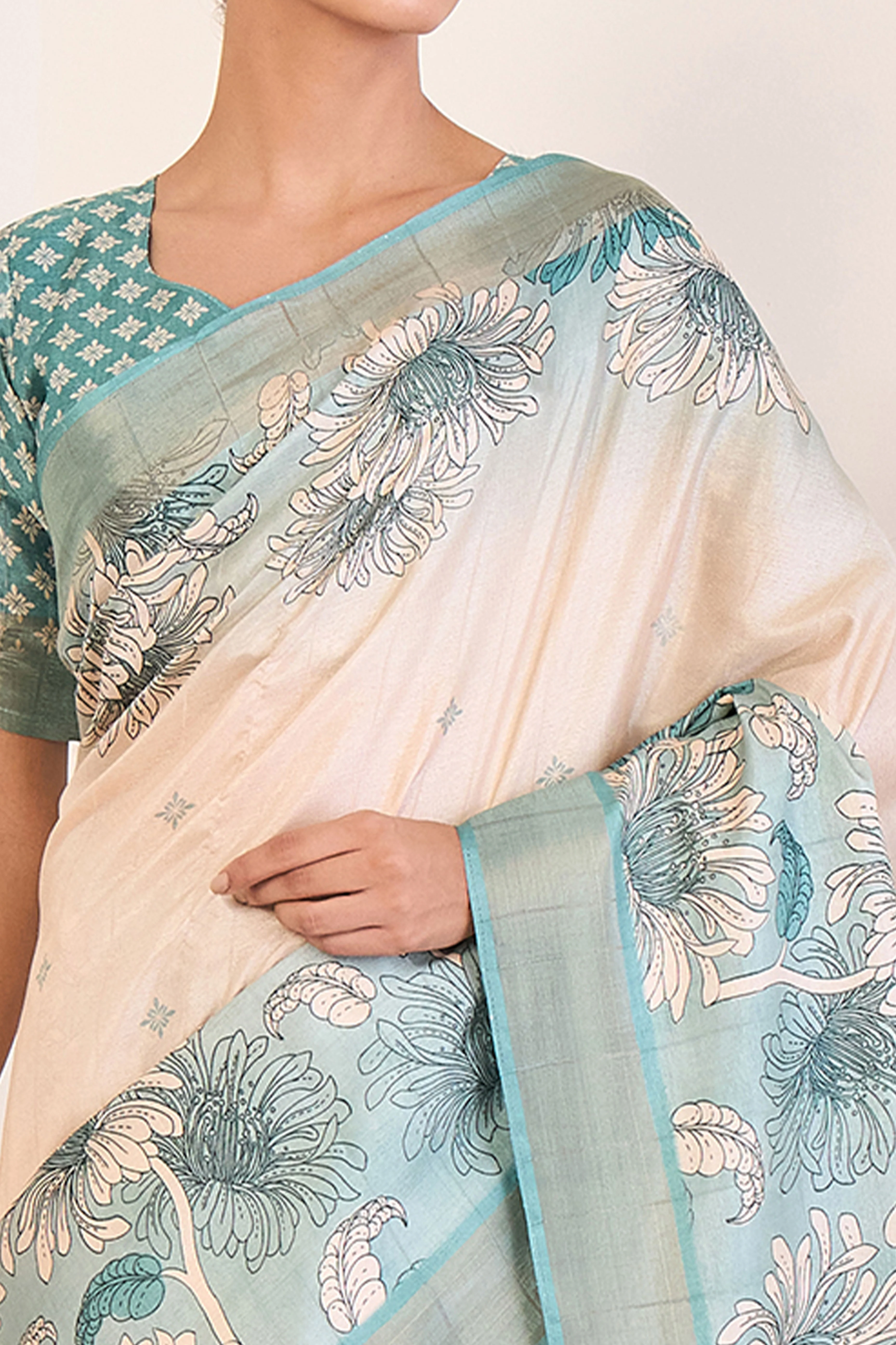Elegant Light Blue Floral Printed Kotha Cotton Silk Saree Reflecting Subtle Sophistication - Image 2