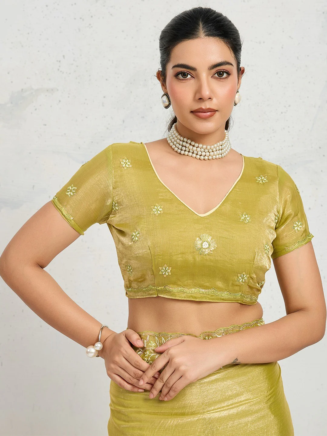 Elegant Mehendi Green Floral Thread & Zari Embroidered Chiffon Velvet Saree With Shimmering Sequins - Image 3