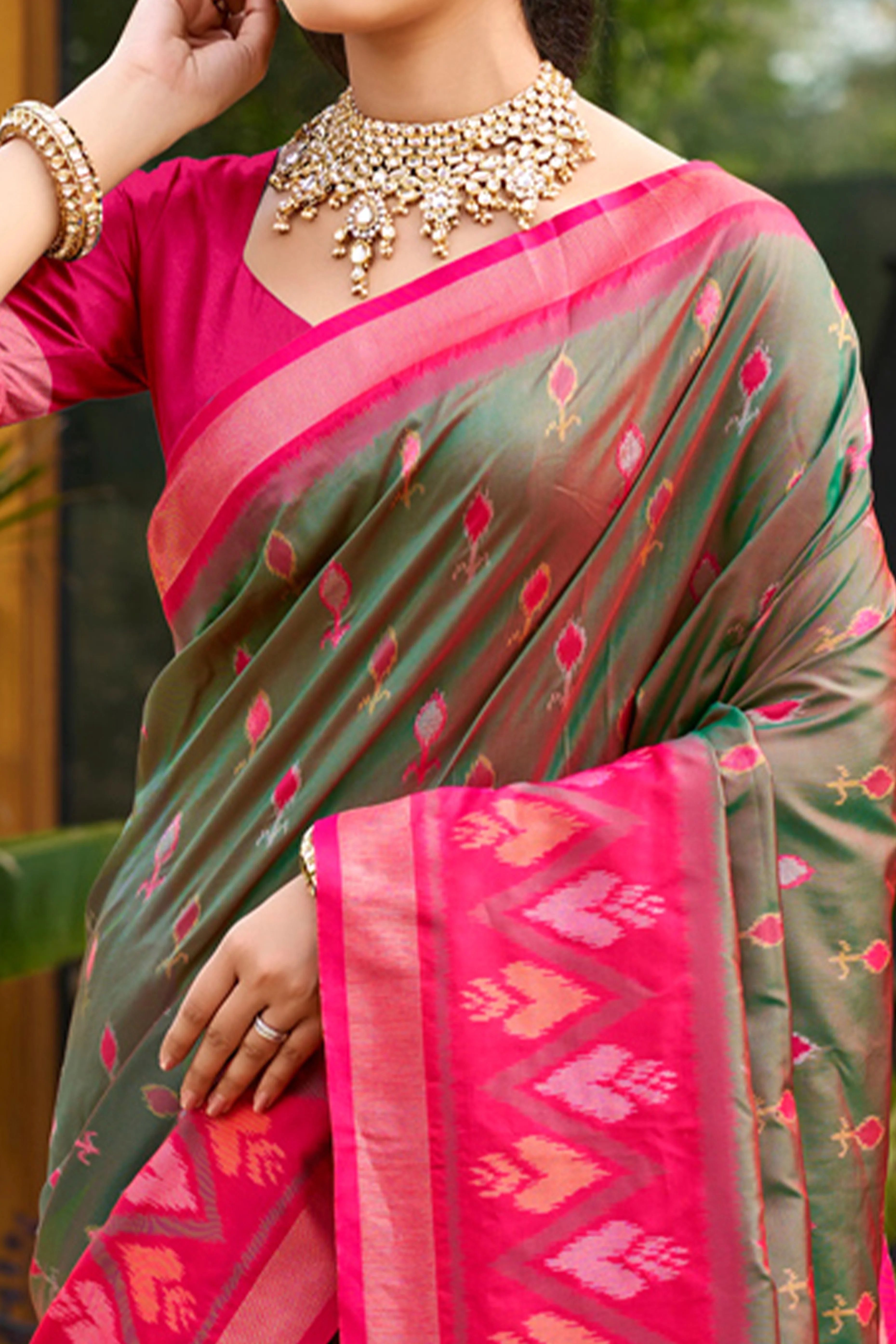 Elegant Mehendig Green Pochampally Ikkat Silk Blend Saree Featuring Intricate Weaving & Tassel Pallu - Image 2