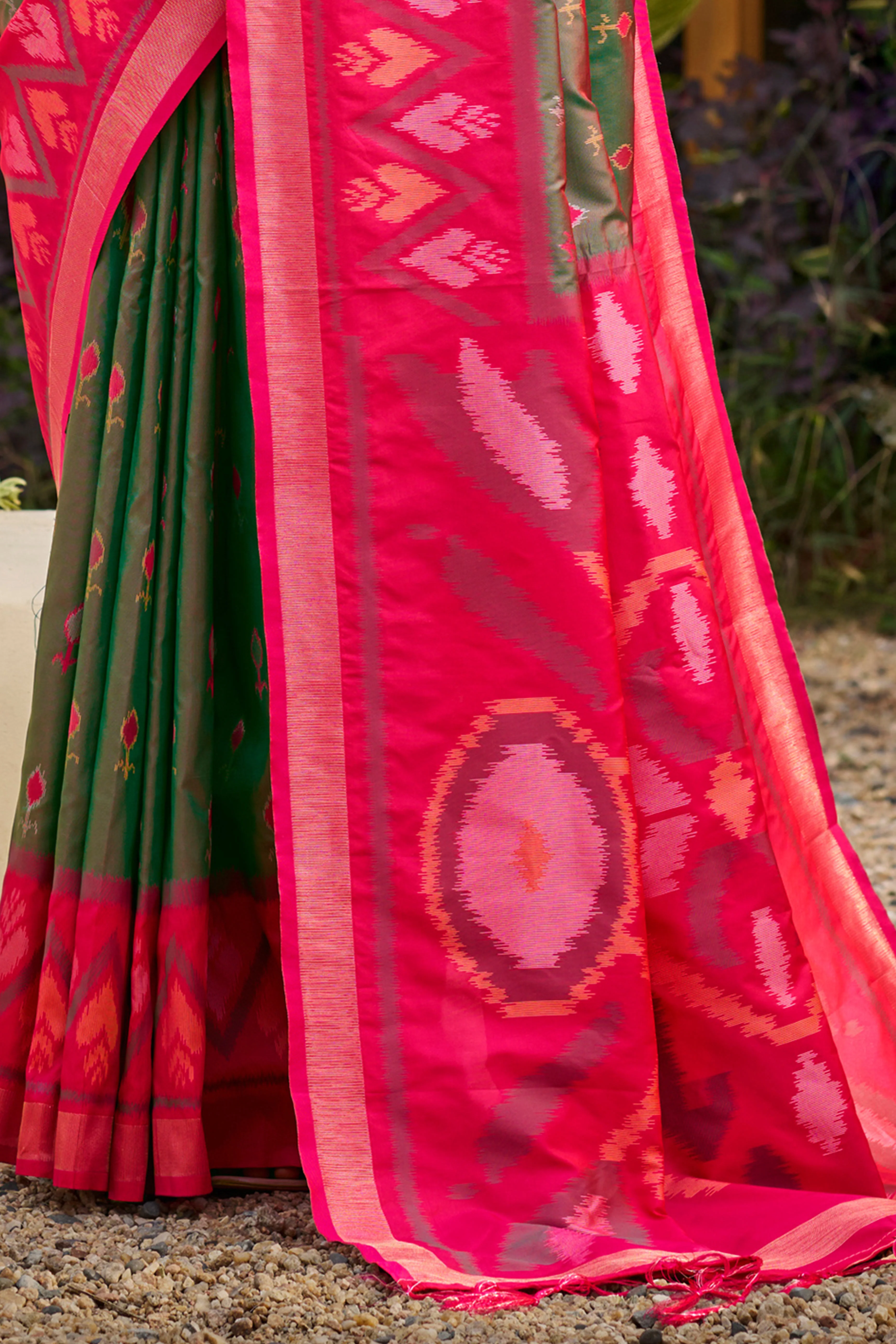 Elegant Mehendig Green Pochampally Ikkat Silk Blend Saree Featuring Intricate Weaving & Tassel Pallu - Image 4