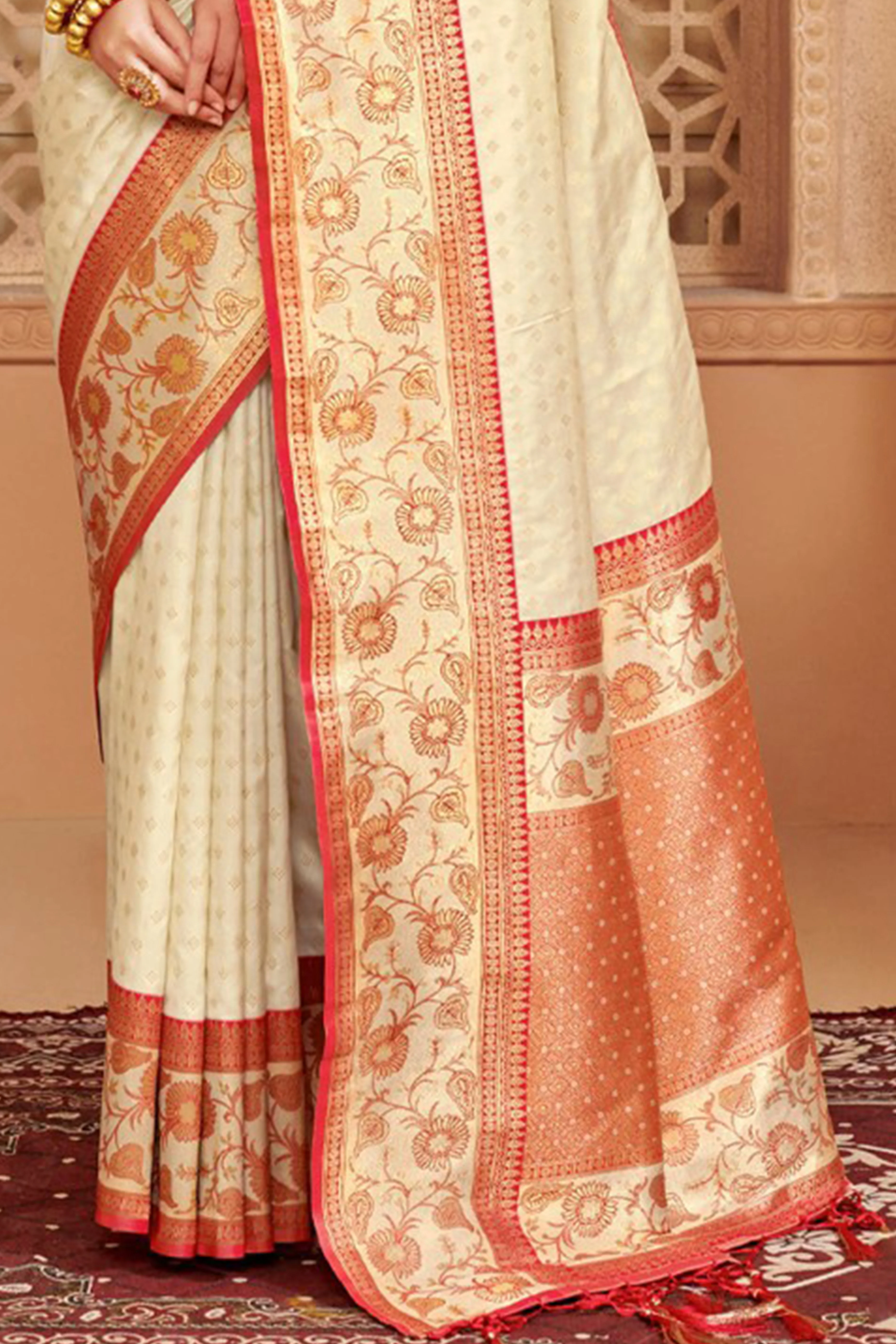 Elegant OffWhite Floral Zari Weaving Silk Blend Saree With Tassel Pallu - Image 3