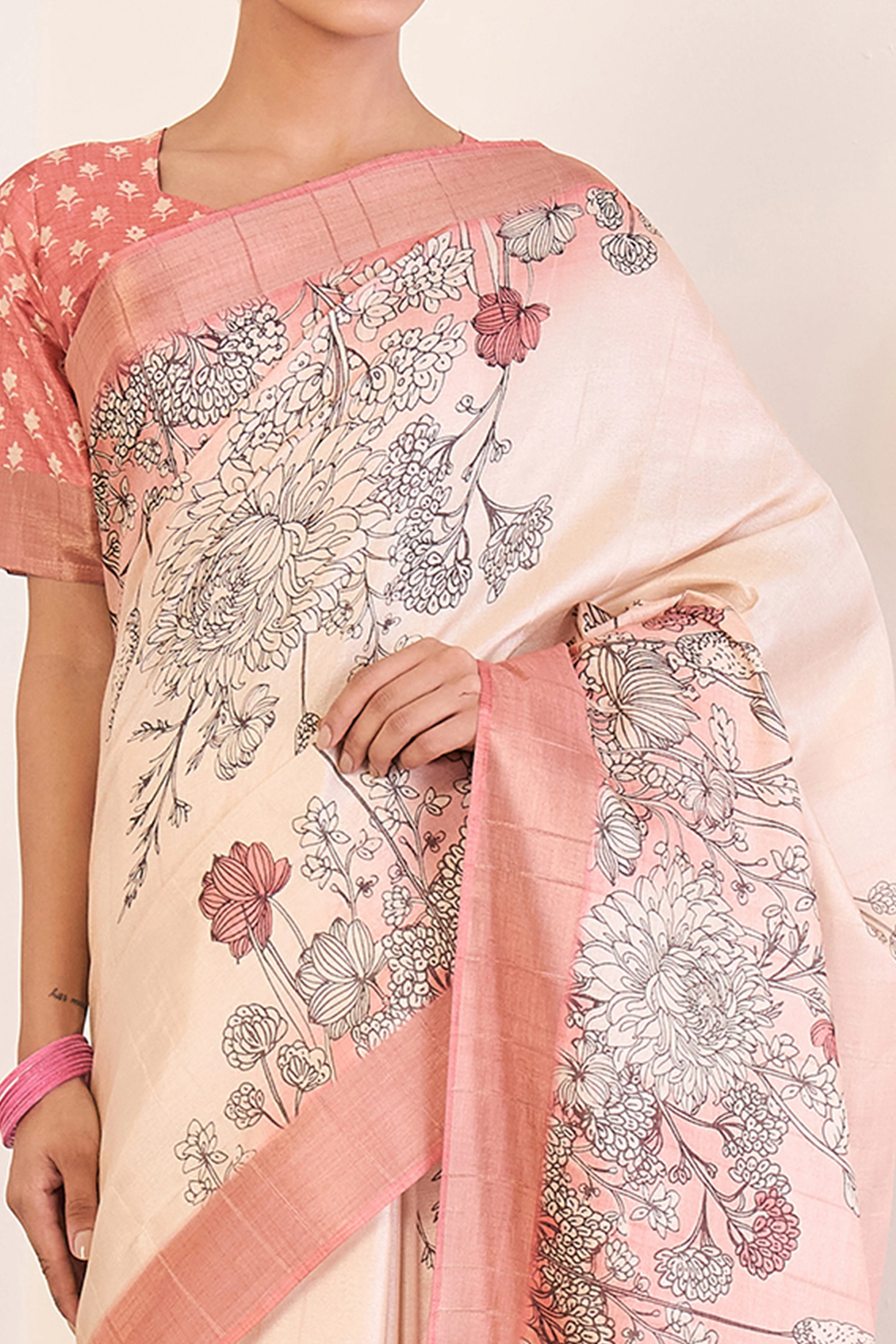 Elegant Peach Floral Printed Kotha Cotton Silk Saree Reflecting Subtle Sophistication - Image 2