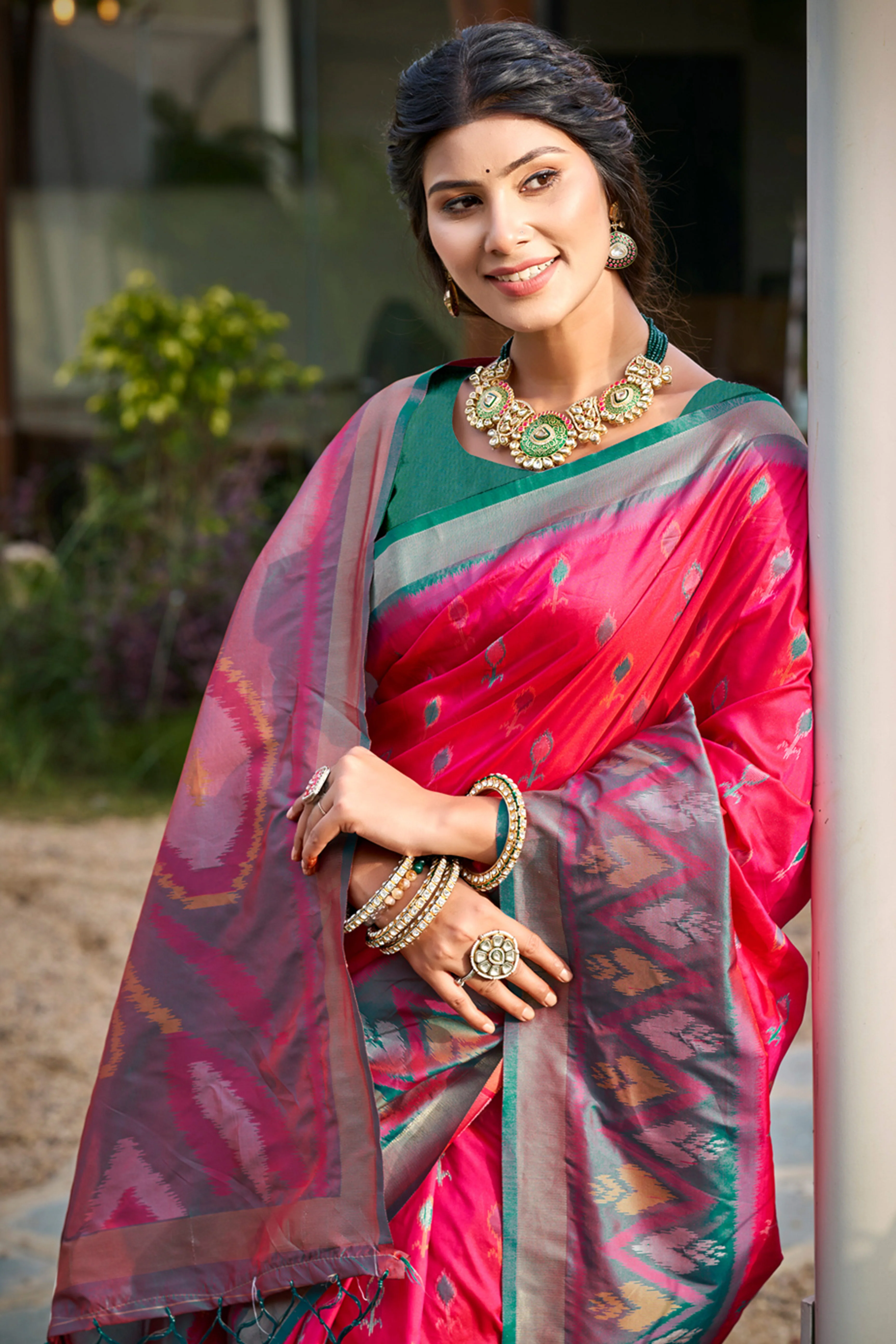Elegant Pink Pochampally Ikkat Silk Blend Saree Featuring Intricate Weaving & Tassel Pallu - Image 3