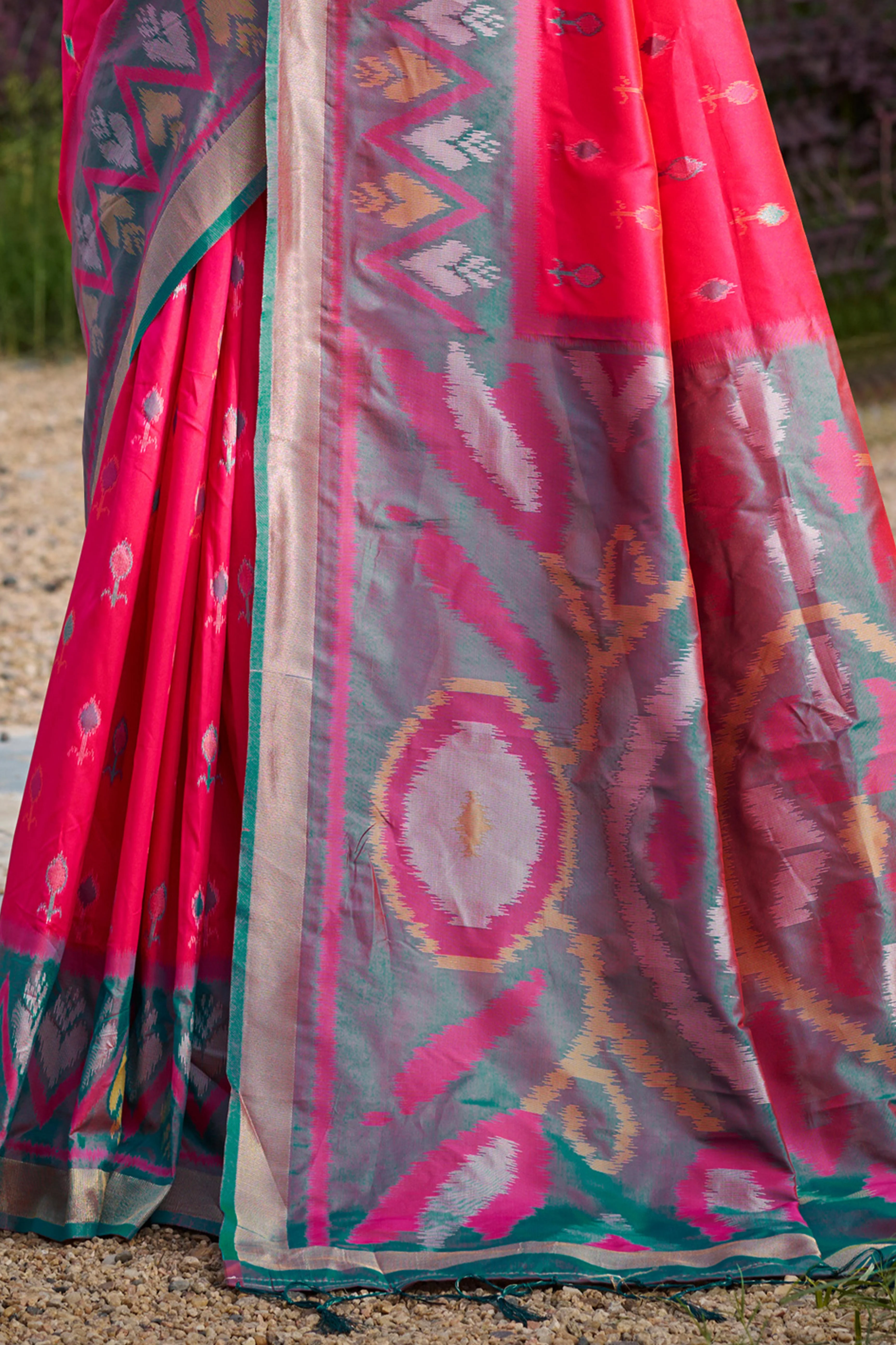 Elegant Pink Pochampally Ikkat Silk Blend Saree Featuring Intricate Weaving & Tassel Pallu - Image 4