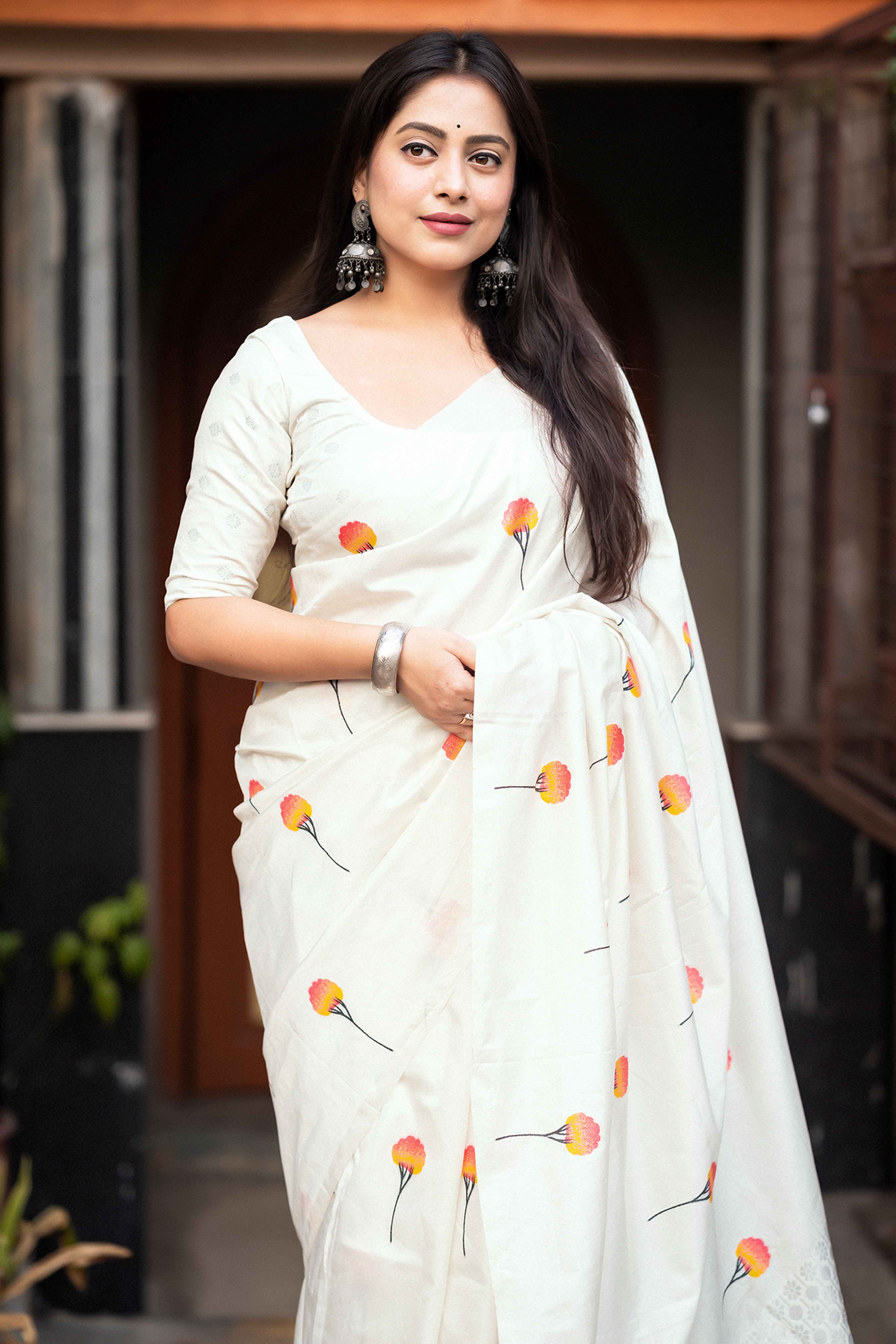 Elegant White Banarasi Silk Saree With Floral Zari Weaving & Tassel Border - Image 3