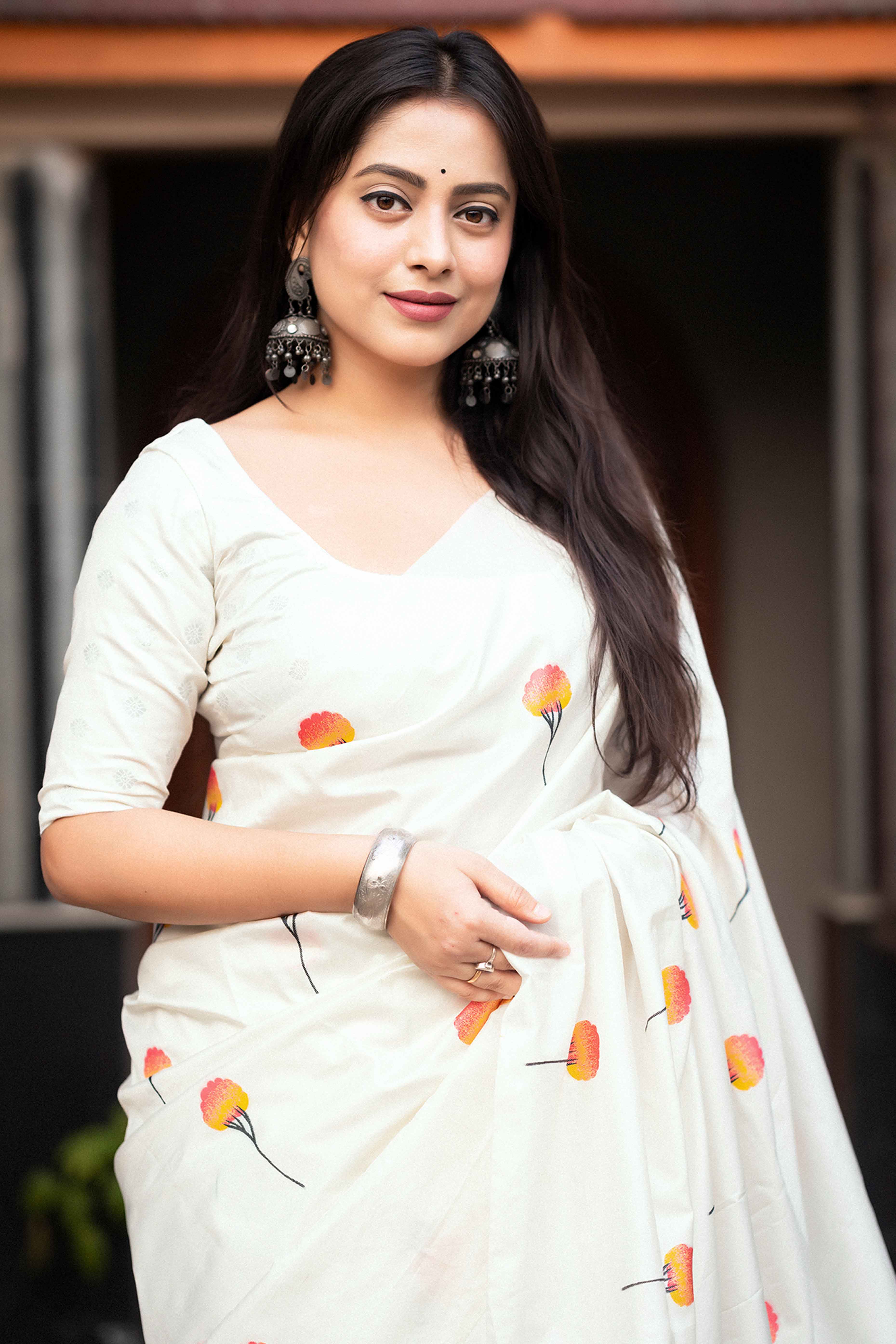 Elegant White Banarasi Silk Saree With Floral Zari Weaving & Tassel Border - Image 4