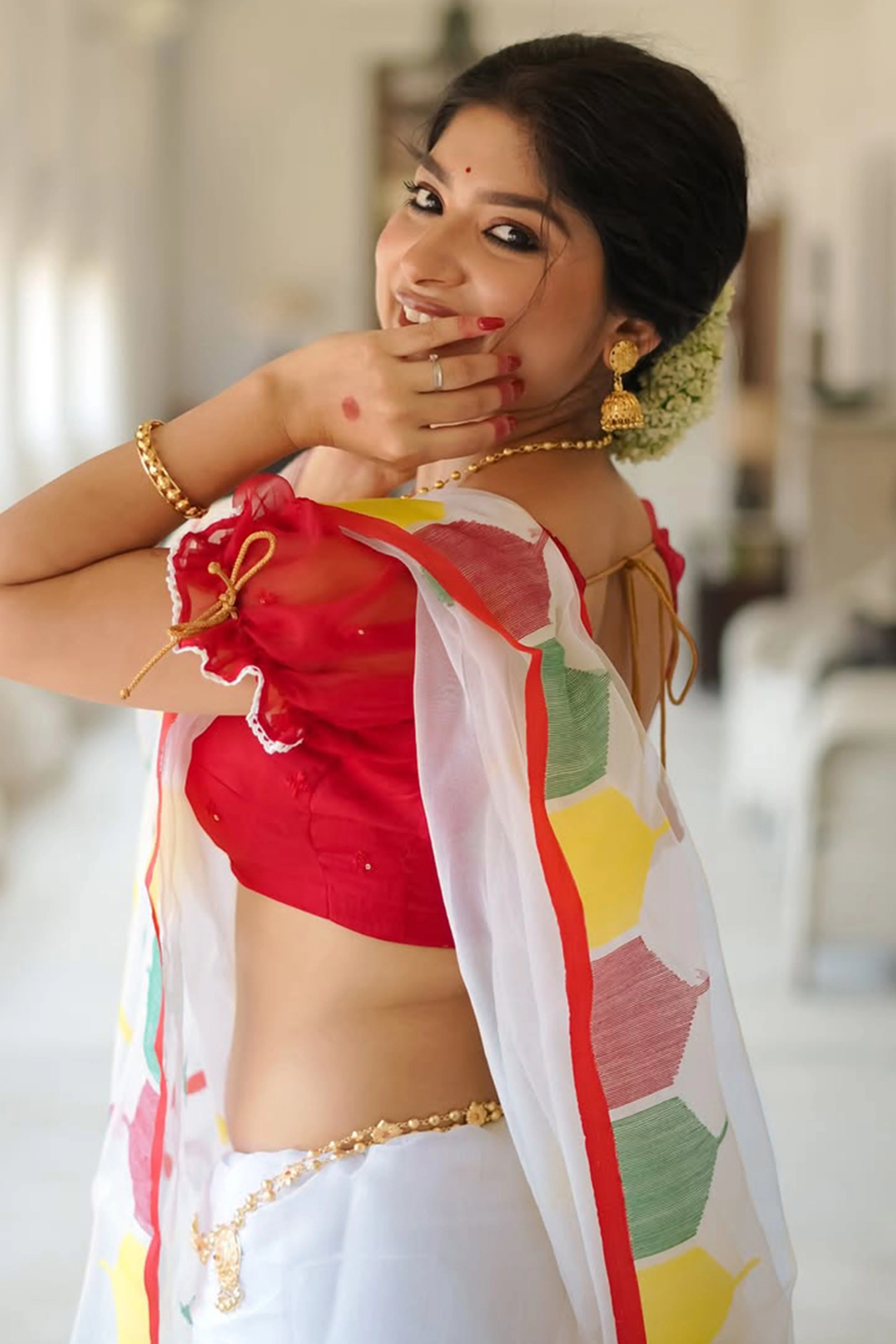 Elegant White Geometric Printed Linen Cotton Saree - Image 7