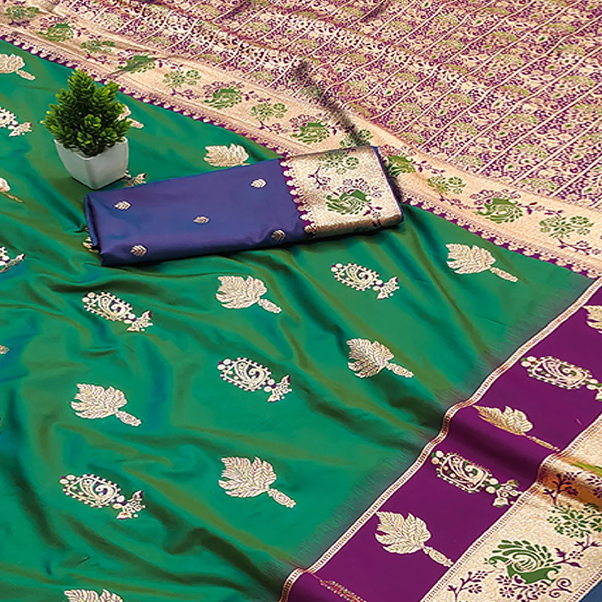 Emerald Green Cotton Silk Saree with Exquisite Zari Weaving - Image 2