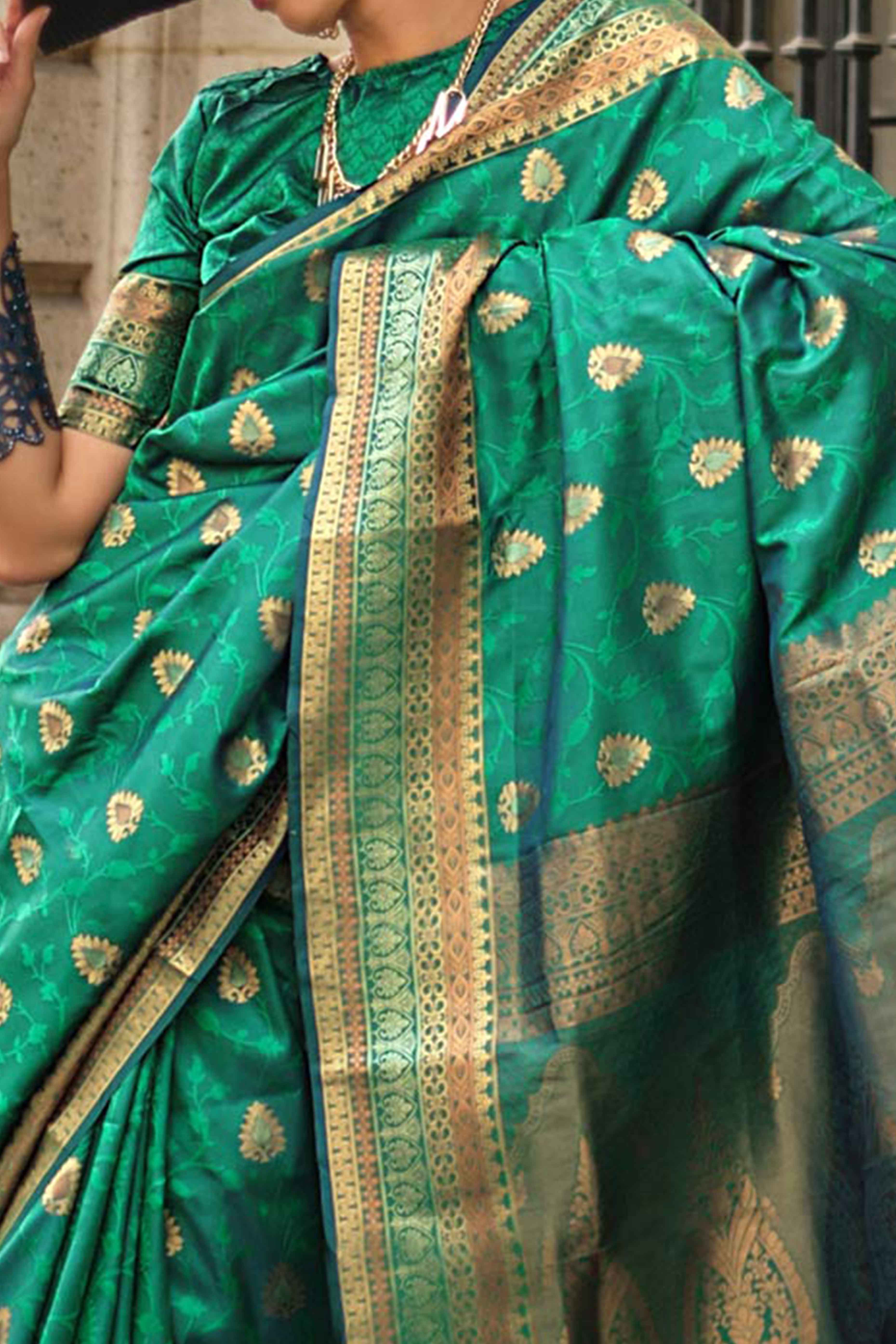 Emerald Green Floral Zari Work Woven Banarasi Silk Saree - Image 2