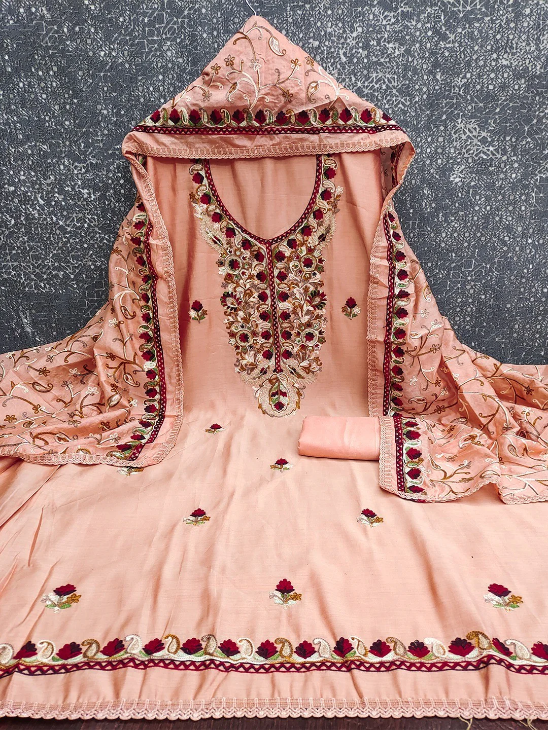 Ethnic Peach Roman Art Silk Dress Material Highlighted With Floral & Paisley Thread Embroidery - Image 5