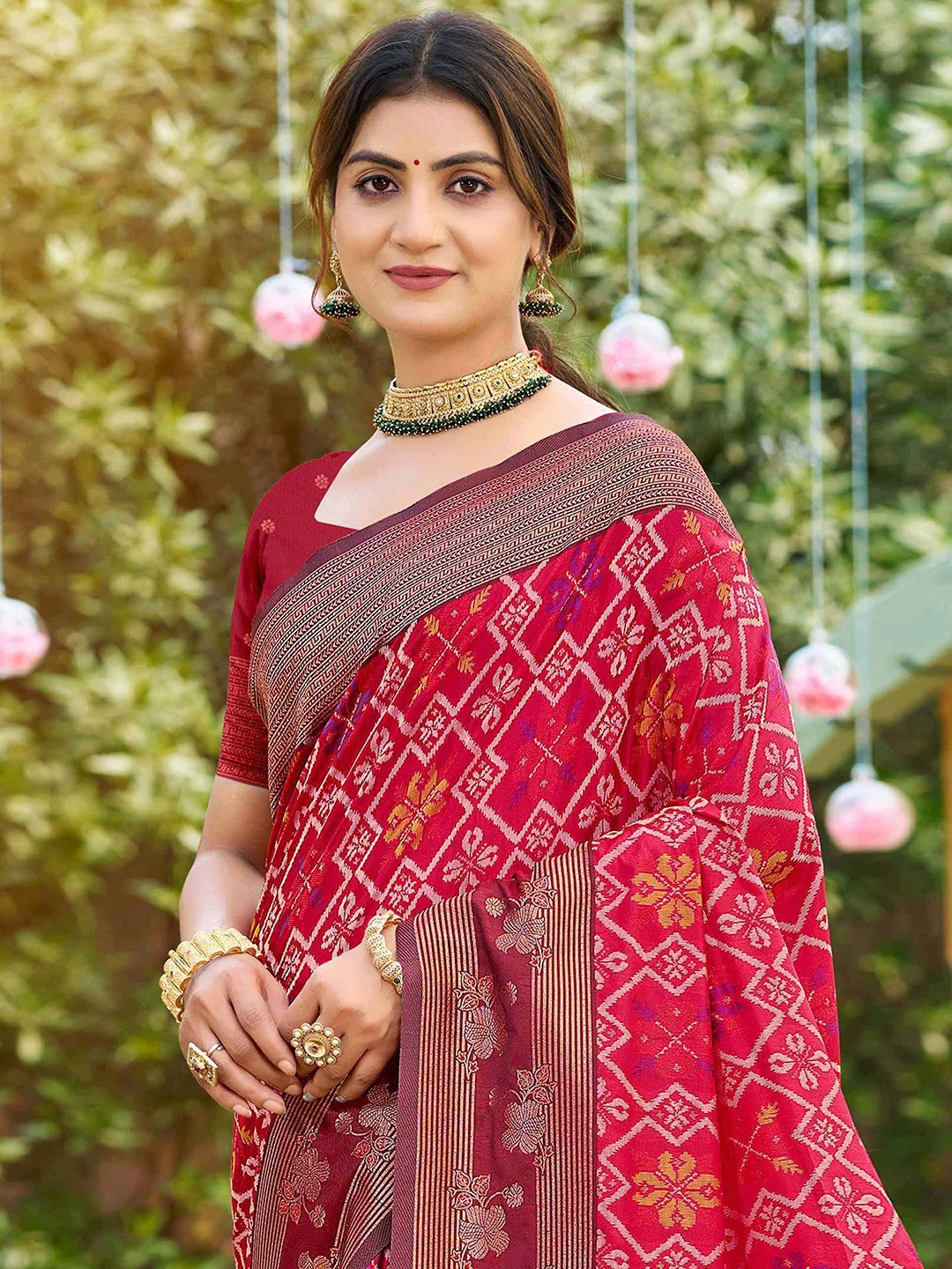 Ethnic Pink Floral & Geometric Zari Weaving Silk Blend Saree With Tassels Pallu - Image 5