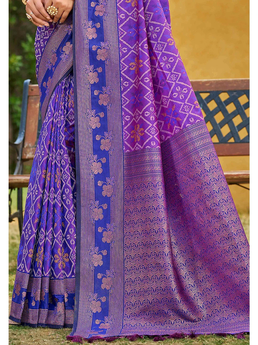 Ethnic Violet Floral & Geometric Zari Weaving Silk Blend Saree With Tassels Pallu - Image 2
