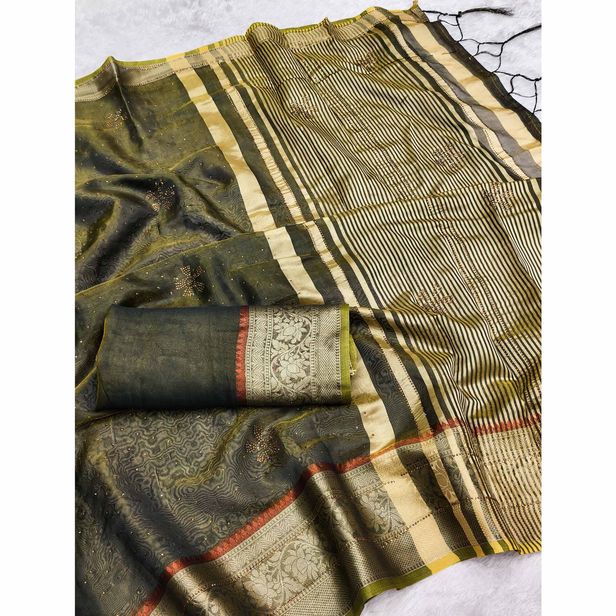 Exquisite Green Floral Weaving Banarasi Crushy Silk Saree With Sparkling Stone Work - Image 3