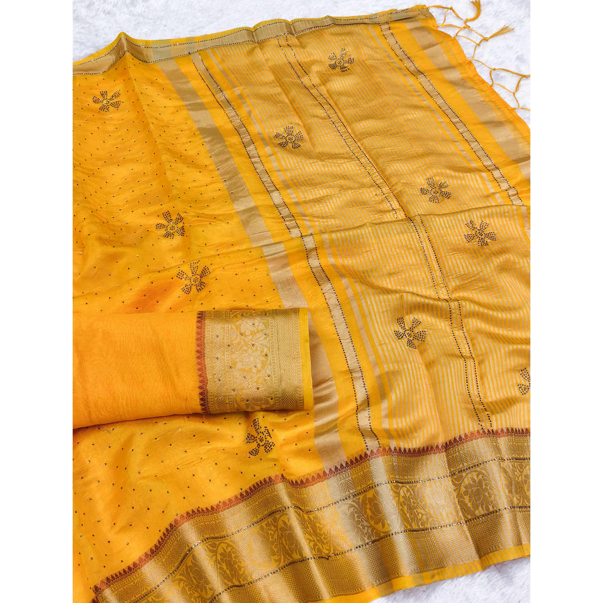 Exquisite Yellow Floral Weaving Banarasi Crushy Silk Saree With Sparkling Stone Work - Image 3