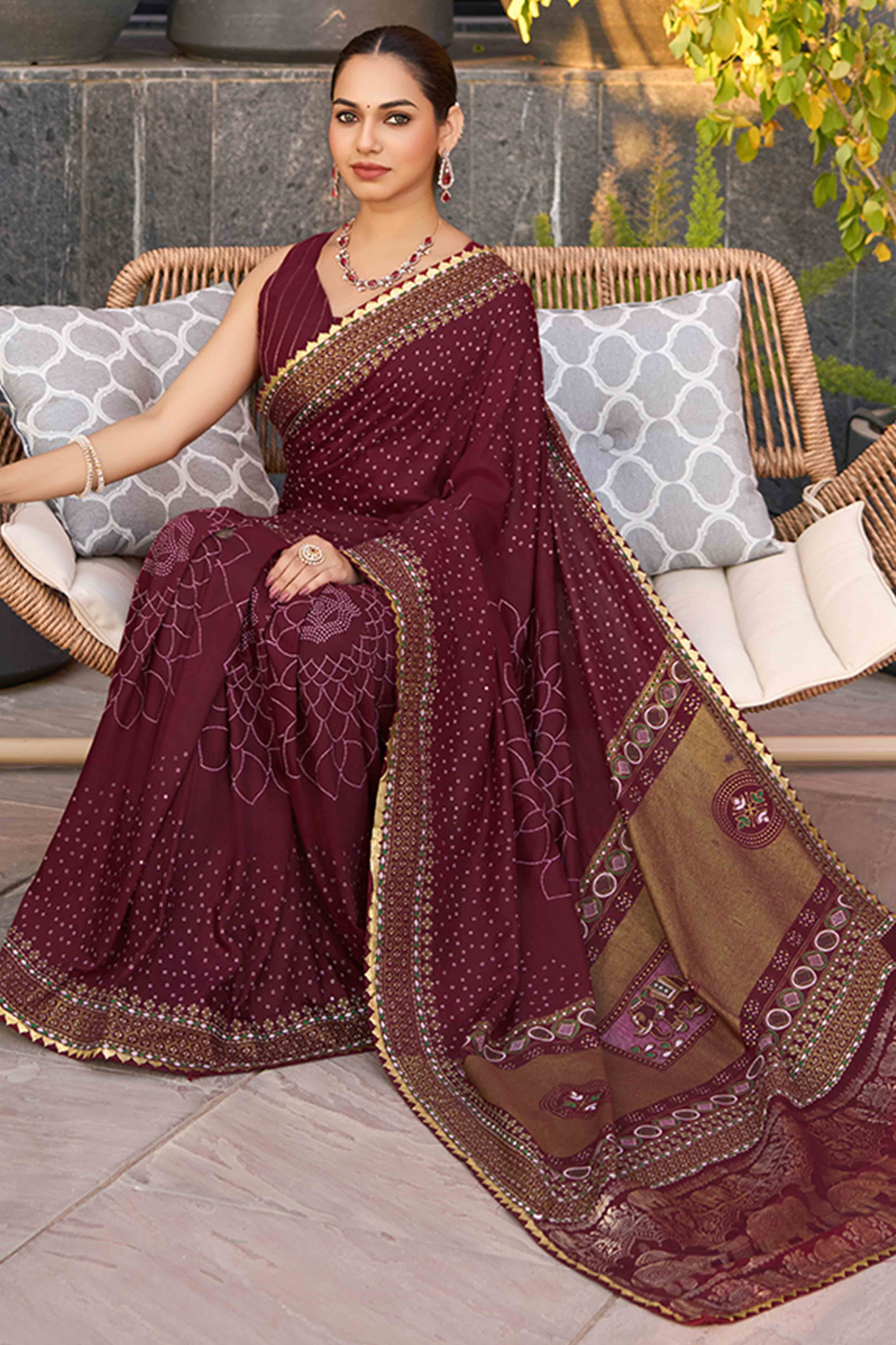 Feel The Luxury Of Maroon Bandhani Foil Printed Cotton Silk Sarree With Lace Border - Image 4