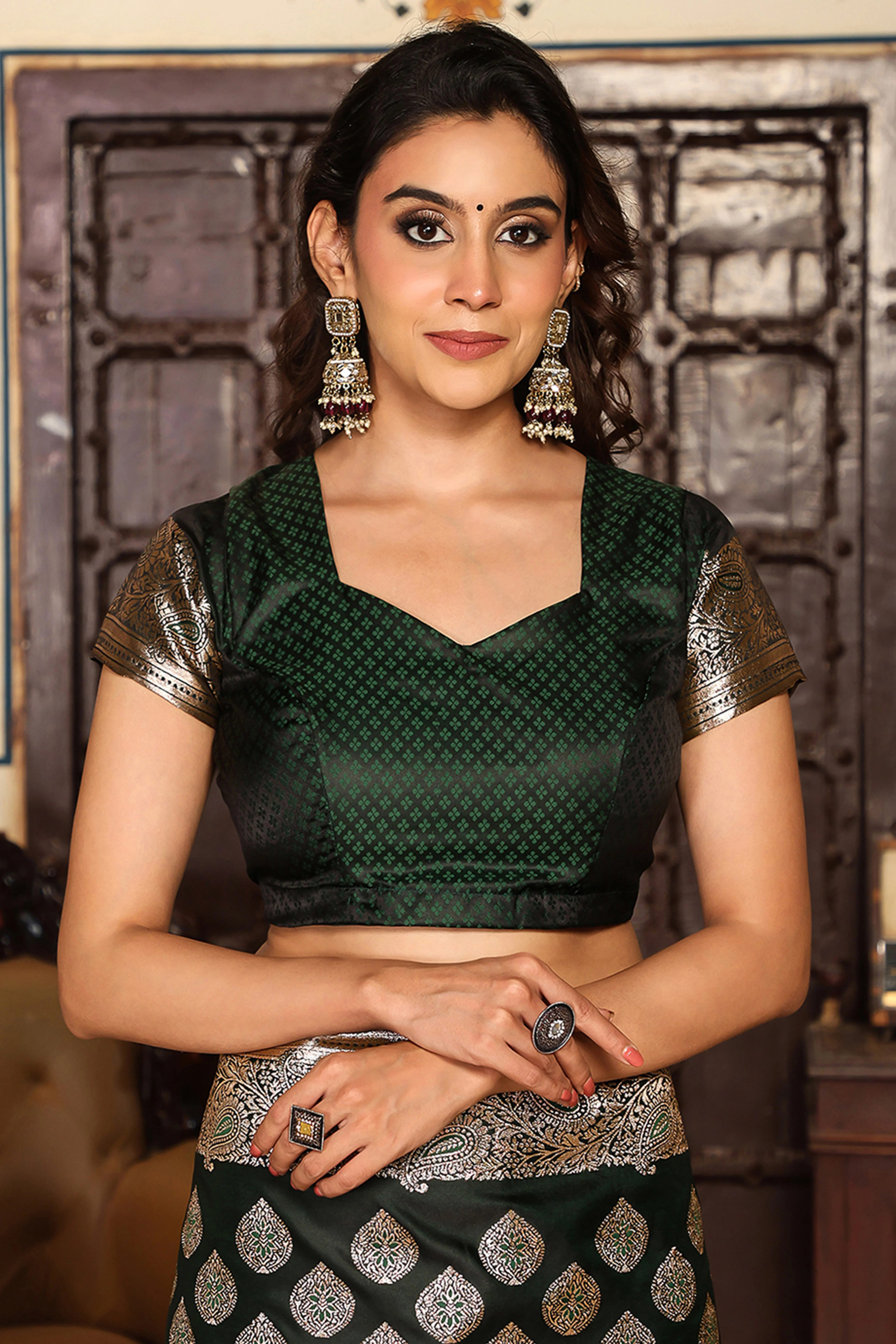 Festive Dark Green Saree in Silk Blend with Exquisite Zari Weaving Work - Image 7