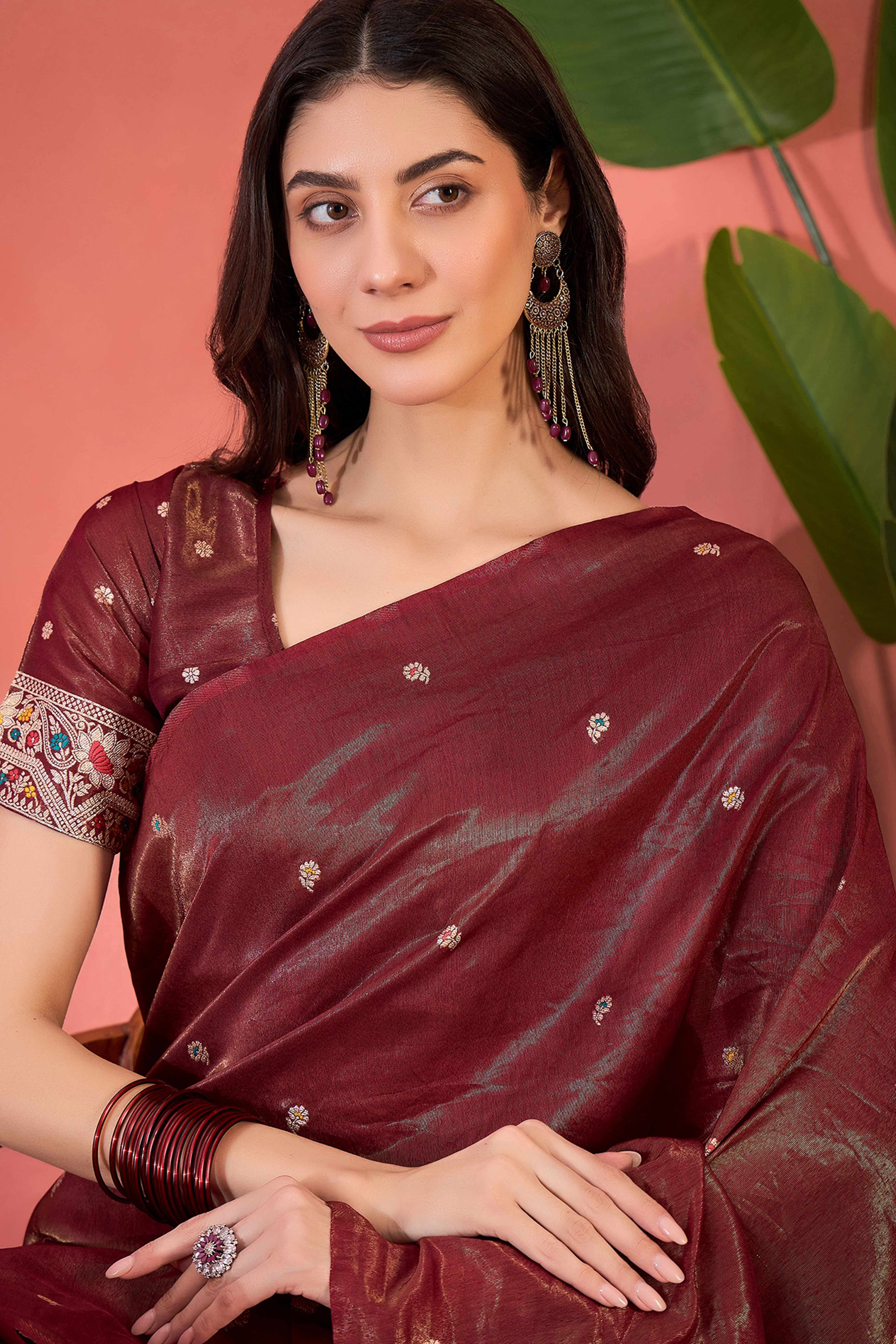 19Floral Zari Woven Maroon Saree In Shimmer Finish With Elegant Tassel Pallu - Image 6