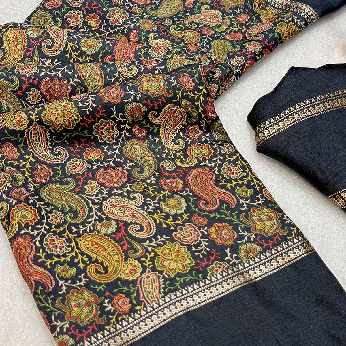 Gorgeous Black Soft Silk Blend Saree Featuring Classic Paisley Prints for Elegant Occasions - Image 2