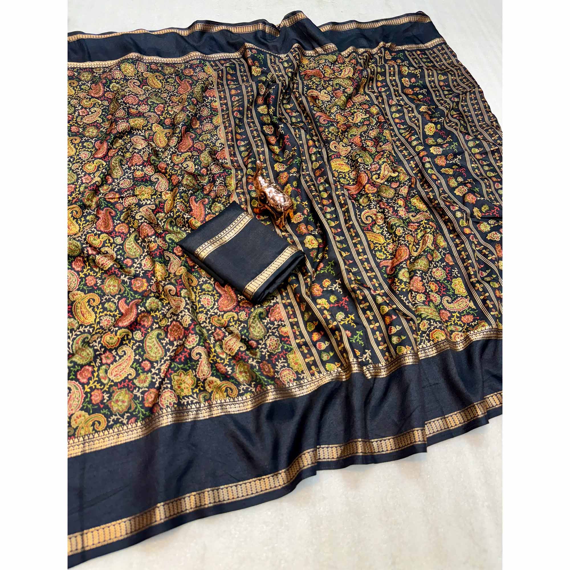 Gorgeous Black Soft Silk Blend Saree Featuring Classic Paisley Prints for Elegant Occasions - Image 3