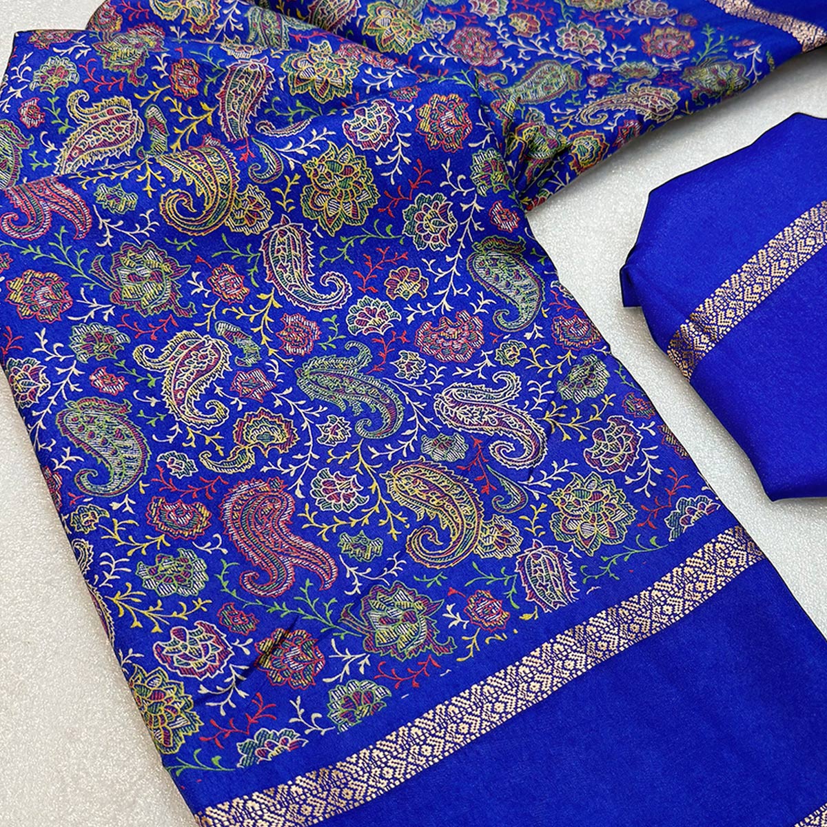 Gorgeous Blue Soft Silk Blend Saree Featuring Classic Paisley Prints for Elegant Occasions - Image 2