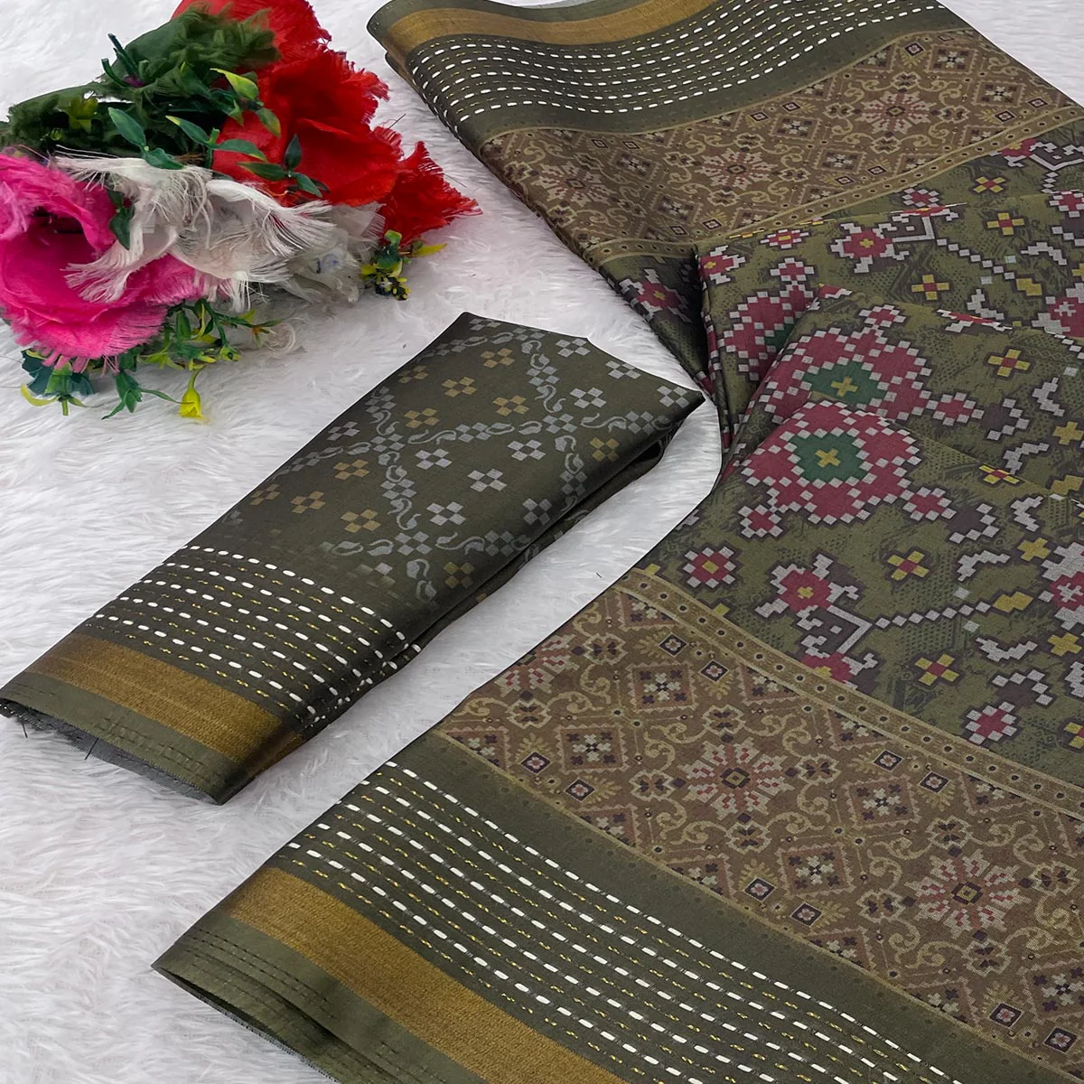 Gorgeous Green Silk Blend Saree with Digital Patola Patterns for Timeless Ethnic Appeal - Image 2