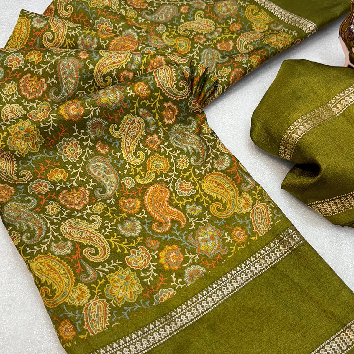 Gorgeous Green Soft Silk Blend Saree Featuring Classic Paisley Prints for Elegant Occasions - Image 2