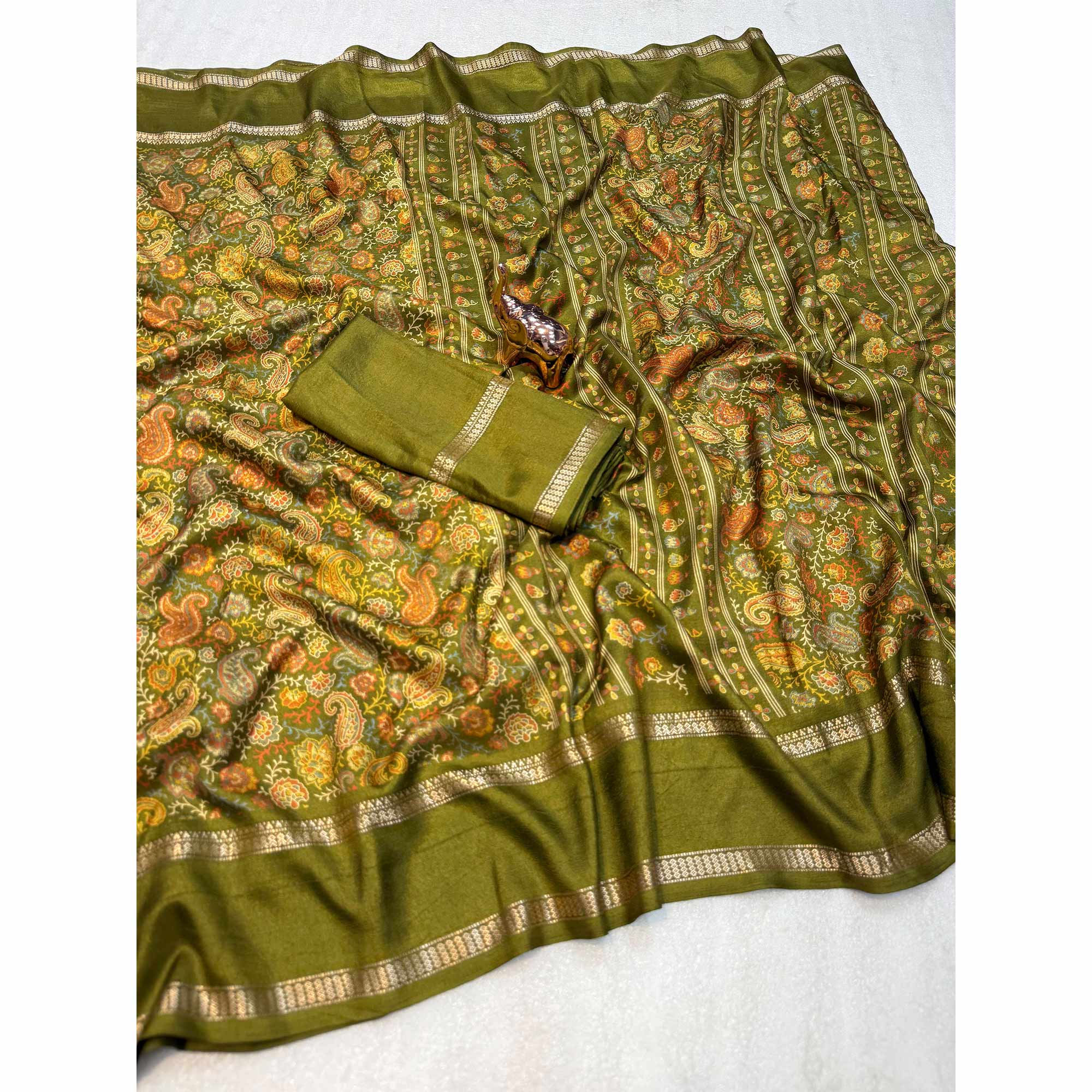 Gorgeous Green Soft Silk Blend Saree Featuring Classic Paisley Prints for Elegant Occasions - Image 3
