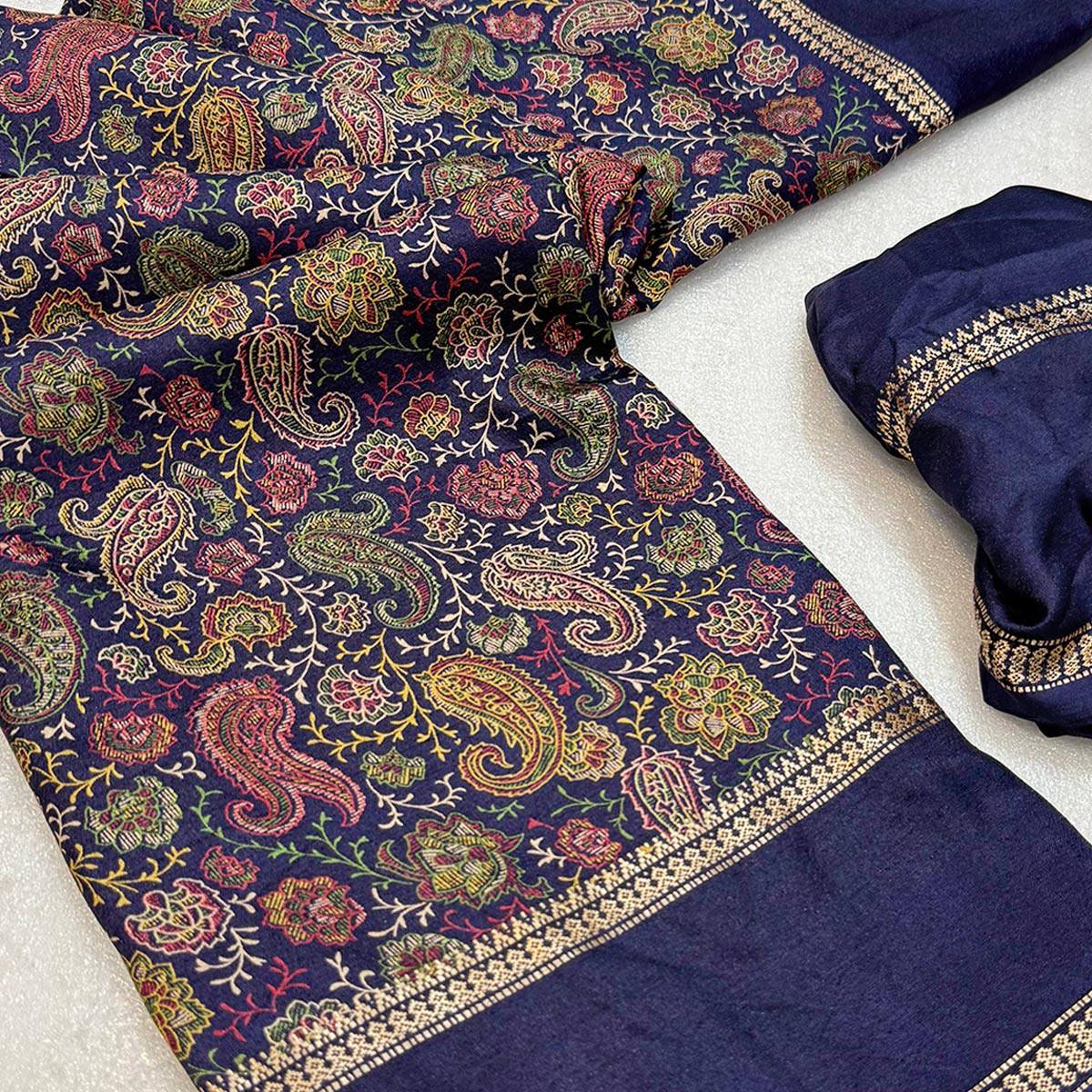 Gorgeous Navy Blue Soft Silk Blend Saree Featuring Classic Paisley Prints for Elegant Occasions - Image 2