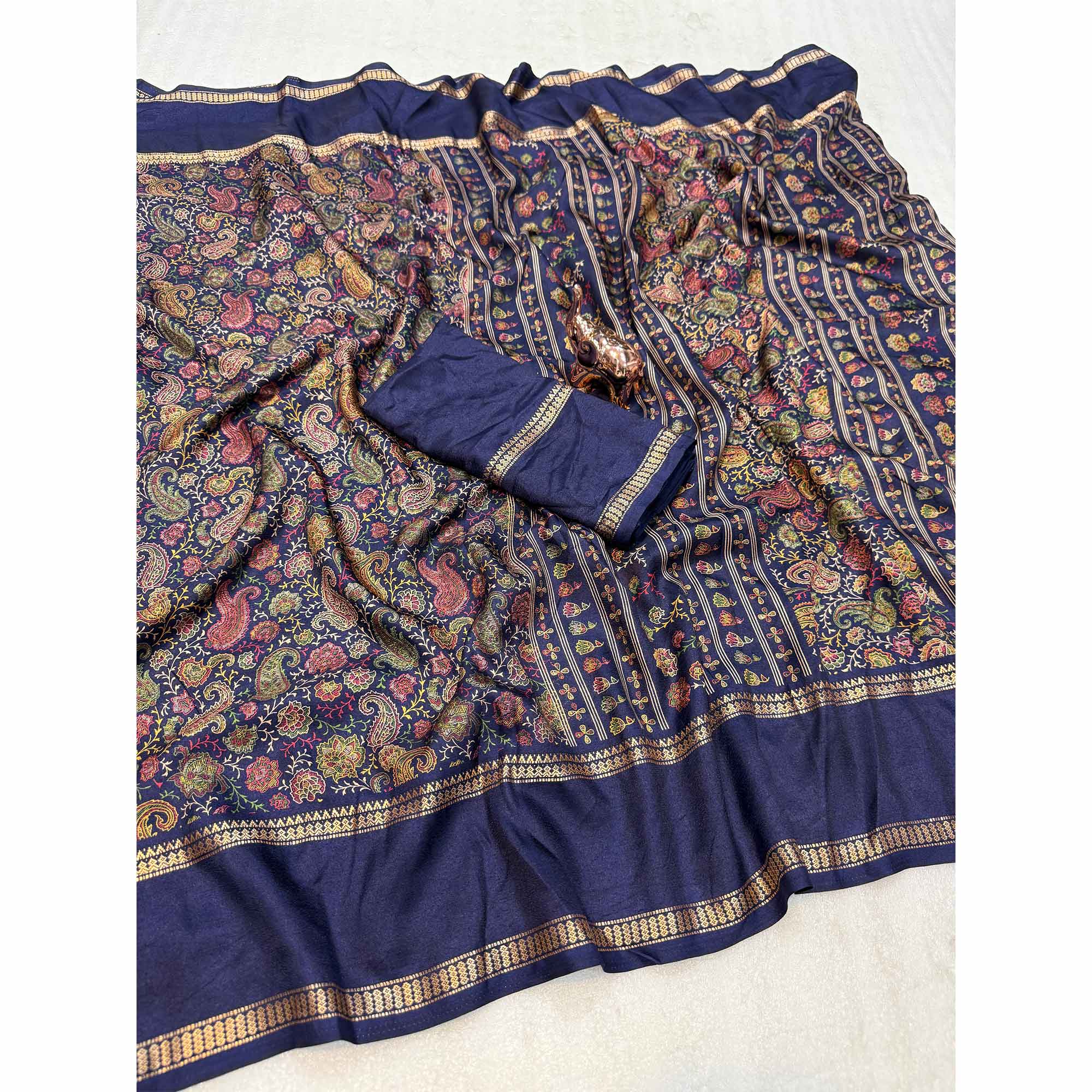 Gorgeous Navy Blue Soft Silk Blend Saree Featuring Classic Paisley Prints for Elegant Occasions - Image 3