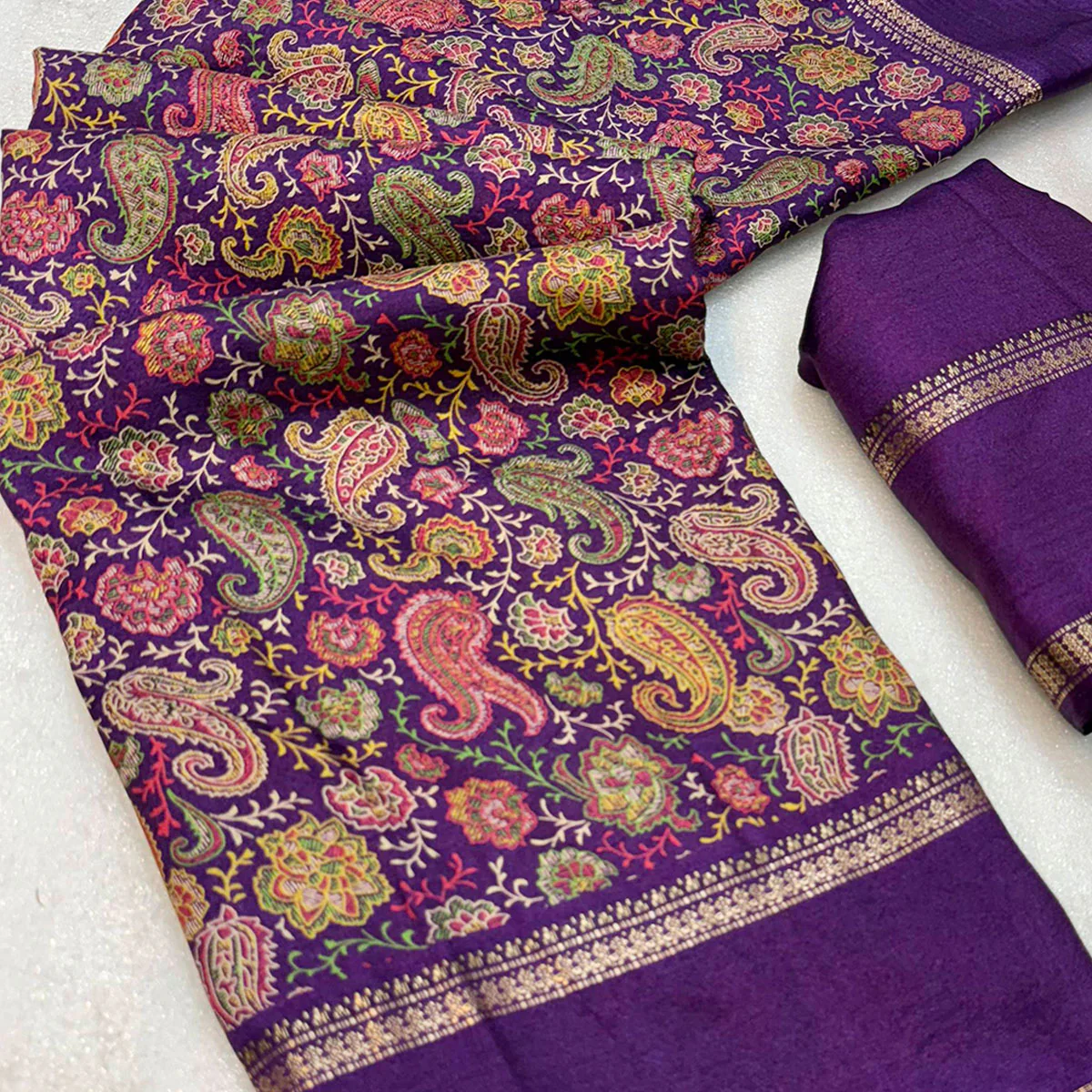 Gorgeous Purple Soft Silk Blend Saree Featuring Classic Paisley Prints for Elegant Occasions - Image 2
