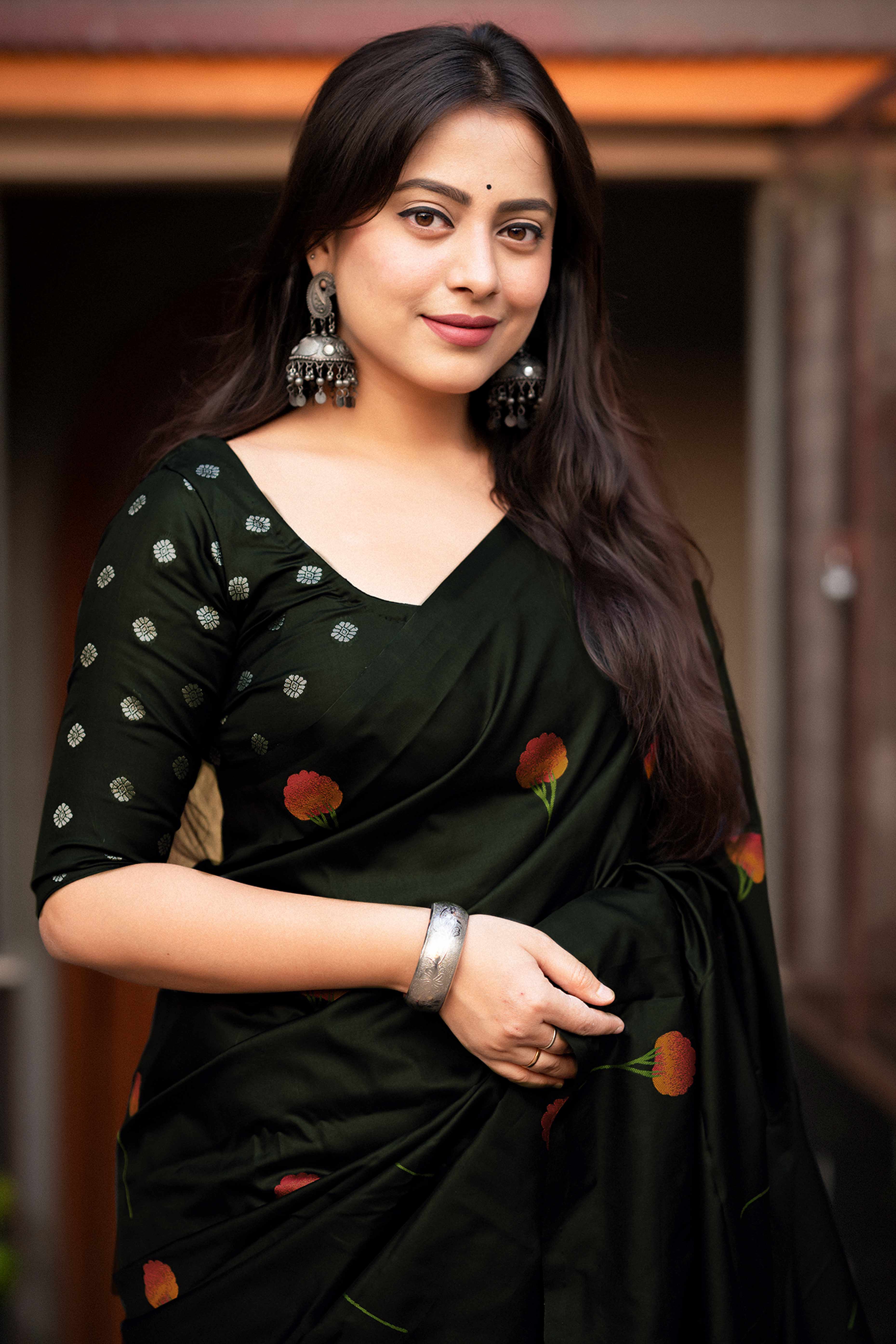 Graceful Black Banarasi Silk Saree With Floral Zari Weaving & Tassel Border - Image 4