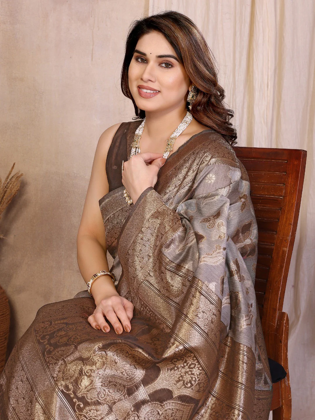 Graceful Brown Floral & Butterfly Motifs Zari Woven Pure Cotton Saree With Designer Tassel Pallu - Image 4