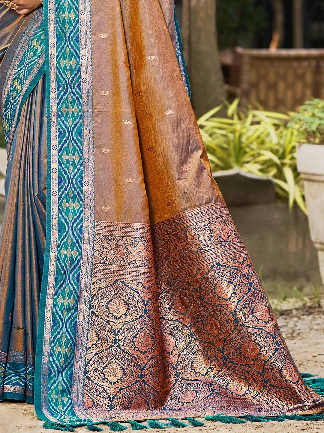 Graceful Brown Paisley & Floral Design Zari Work Silk Blend Saree With Attractive Tassels Pallu - Image 2