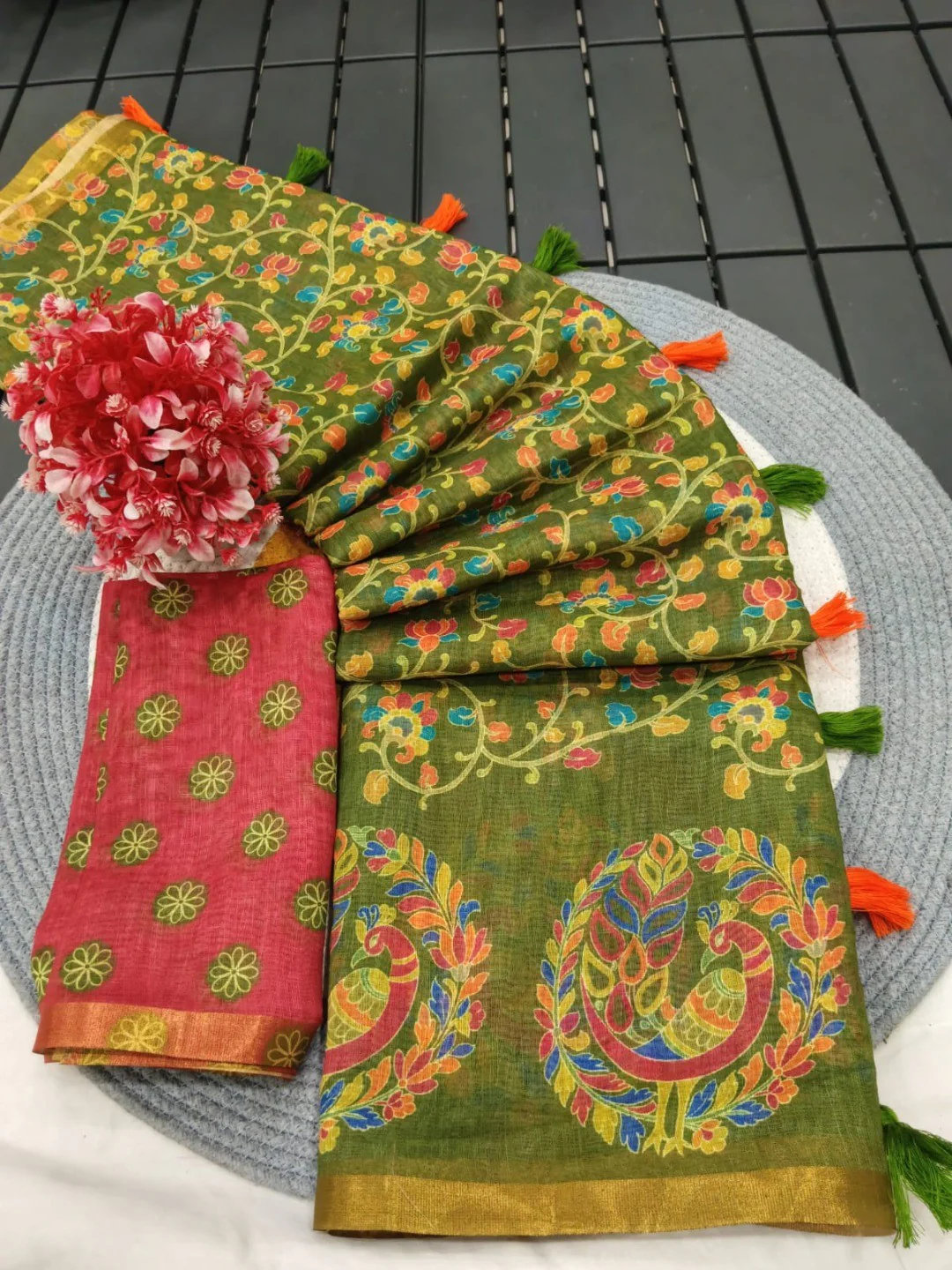 Graceful Green Linen Saree with Ethnic Printed Border Design - Image 2