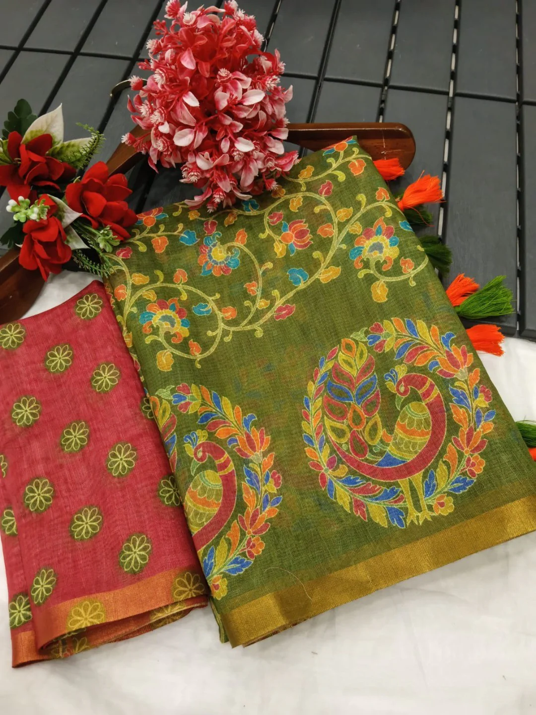 Graceful Green Linen Saree with Ethnic Printed Border Design - Image 4