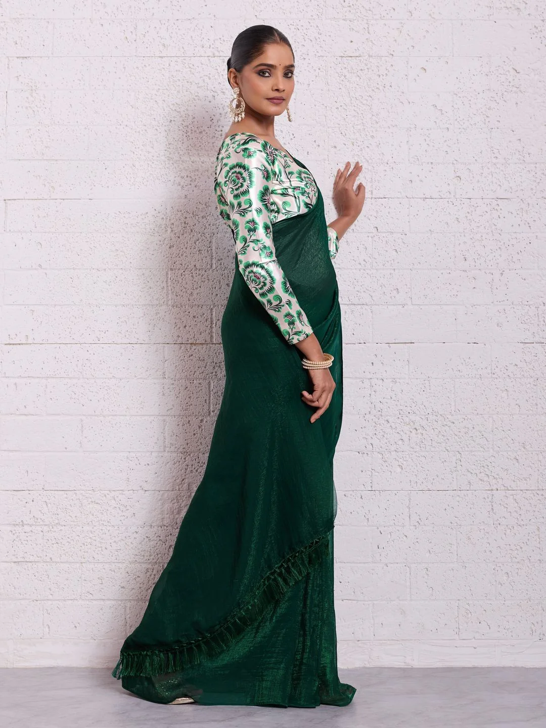 Graceful Green Solid Pure Crunchy Saree Accented With Fine Tassel Pallu - Image 4