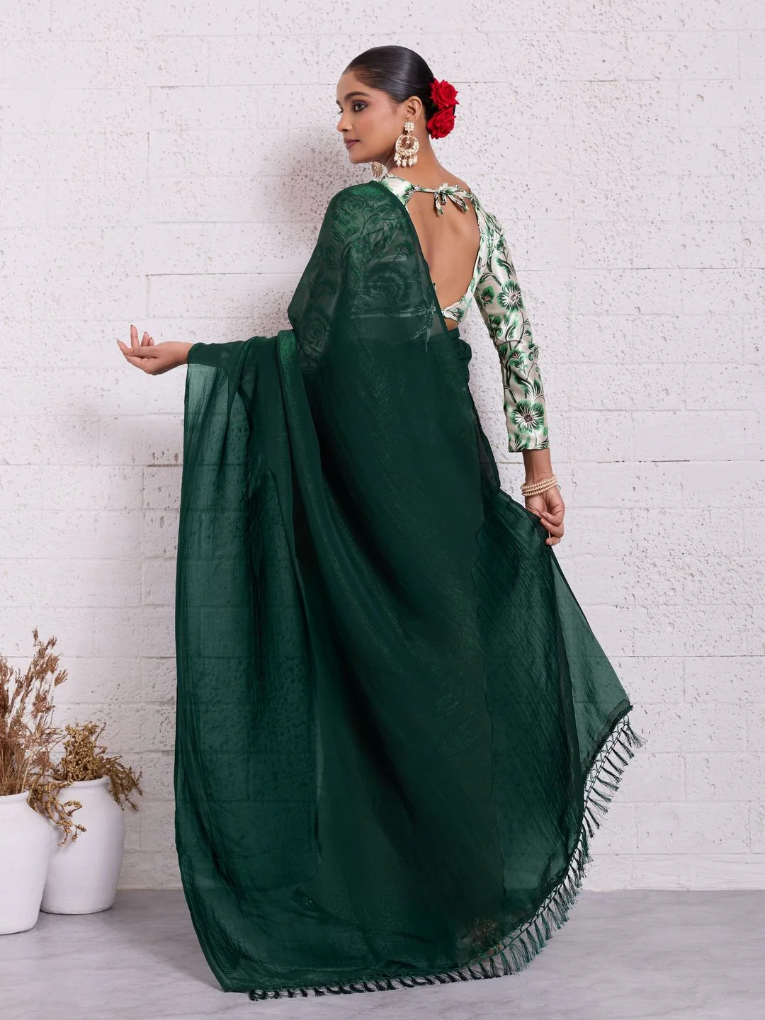 Graceful Green Solid Pure Crunchy Saree Accented With Fine Tassel Pallu - Image 5
