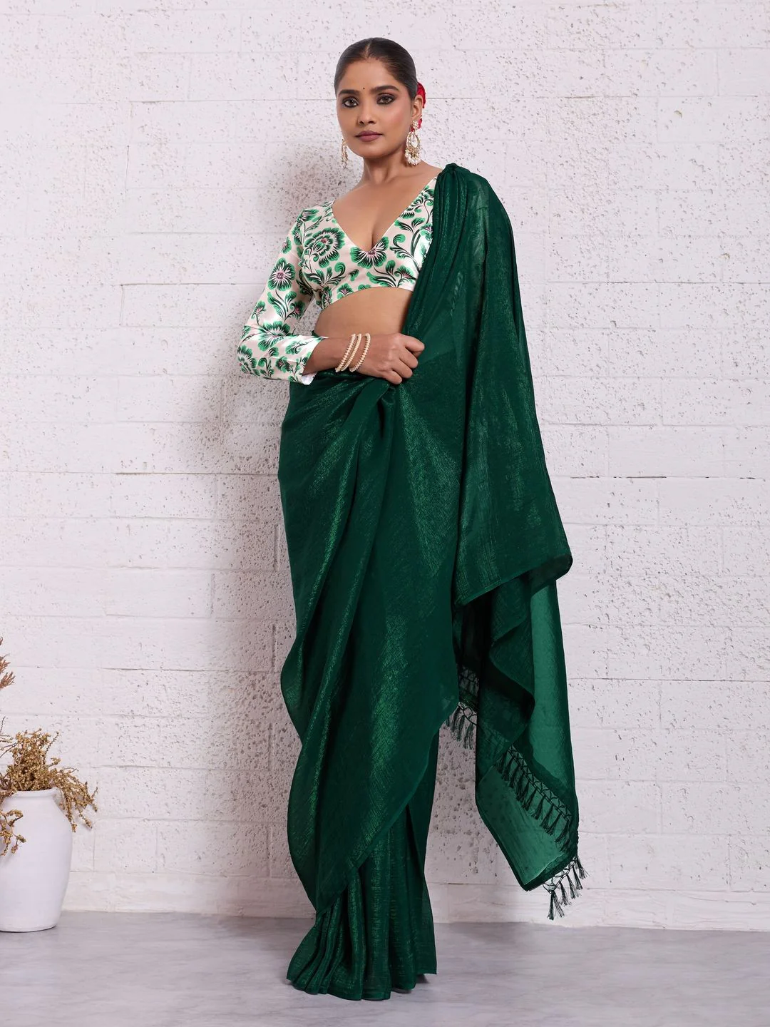 Graceful Green Solid Pure Crunchy Saree Accented With Fine Tassel Pallu - Image 6