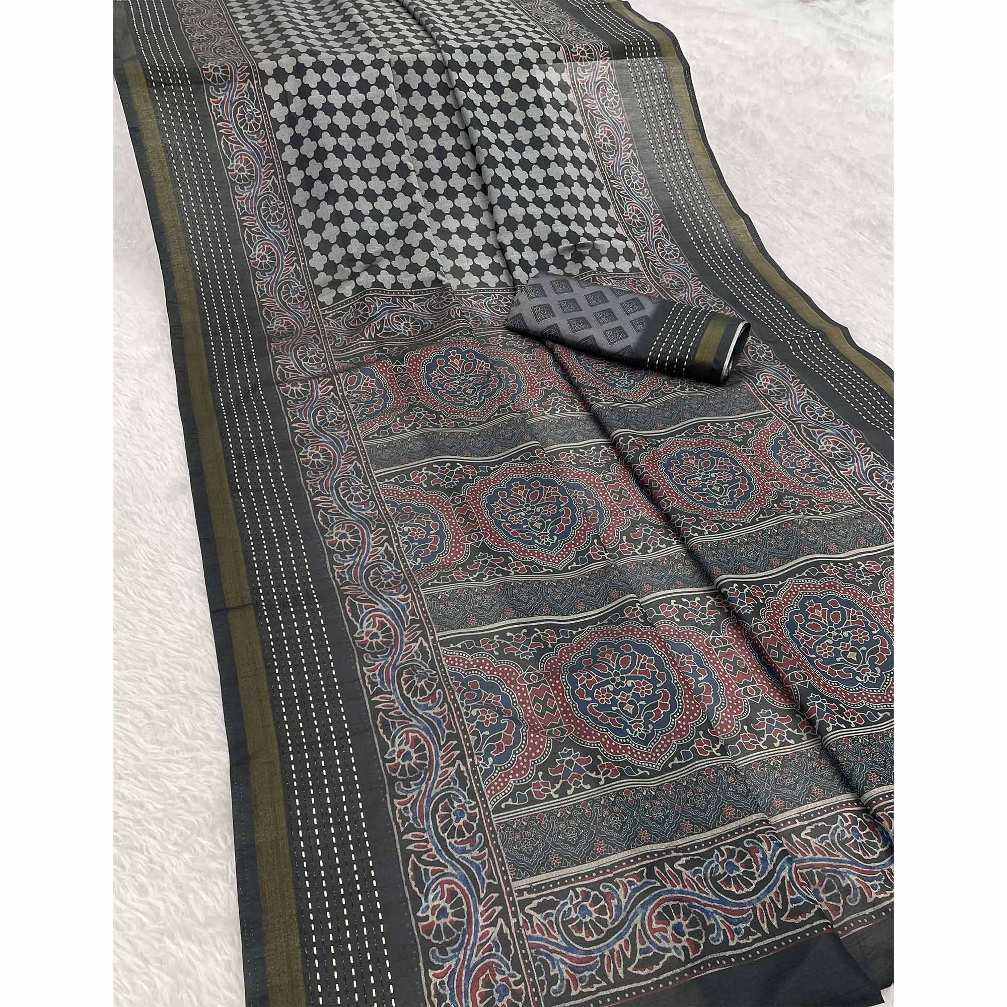 Graceful Grey Digital Ikkat Printed Saree in Luxurious Silk Blend Fabric - Image 3