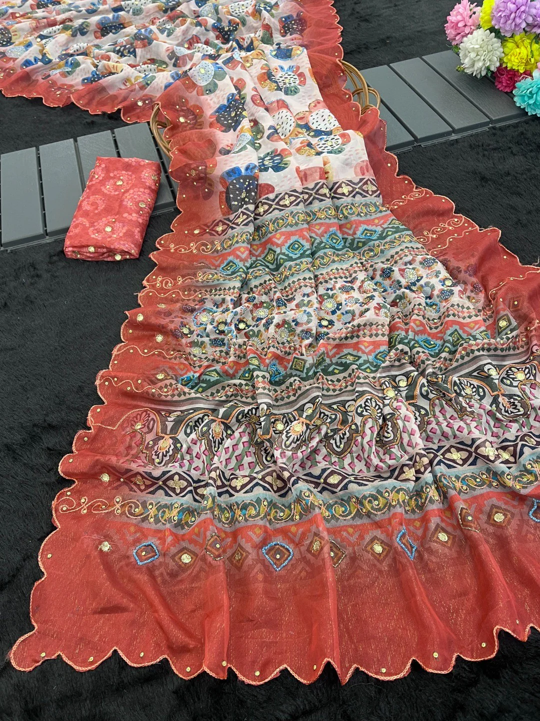 Graceful Offwhite Shimmer Saree Adorned with Floral Print and Delicate Beads Handwork - Image 5