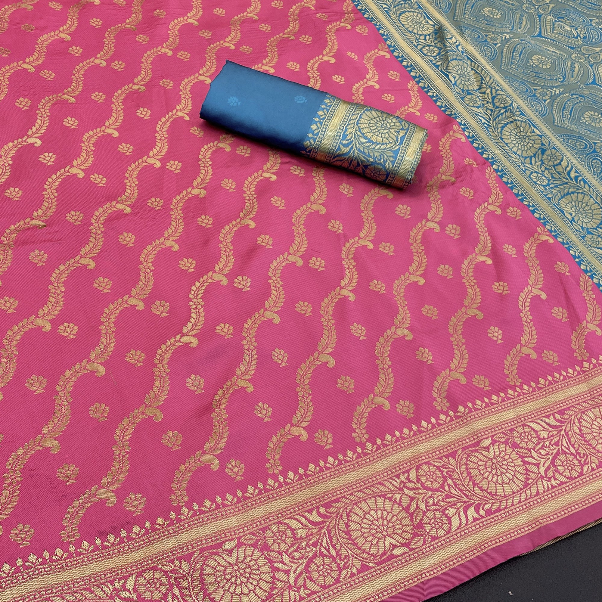 Graceful Pink Banarasi Silk Saree Featuring Intricate Floral Zari Weaving Work - Image 2
