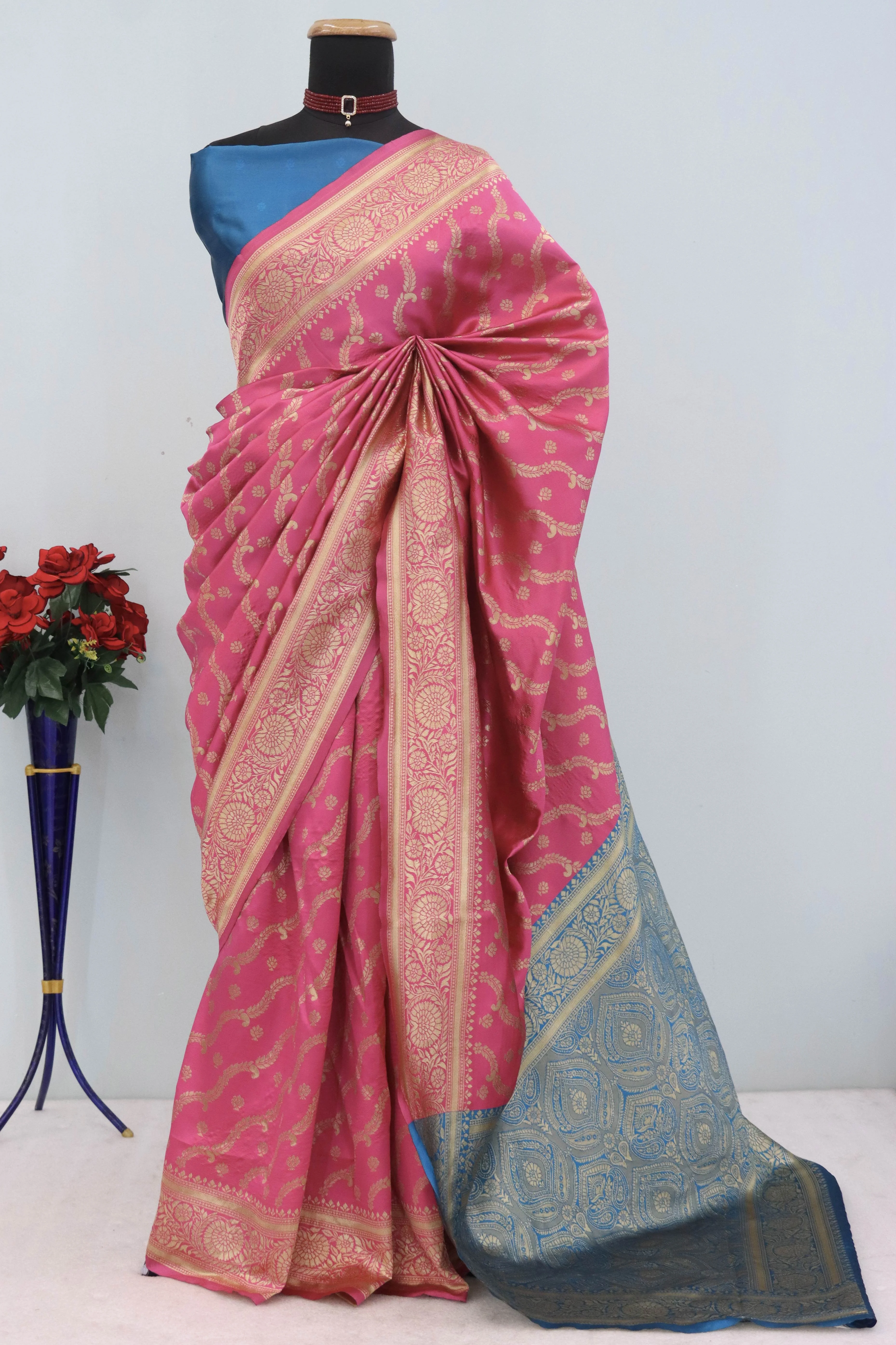 Graceful Pink Banarasi Silk Saree Featuring Intricate Floral Zari Weaving Work - Image 3