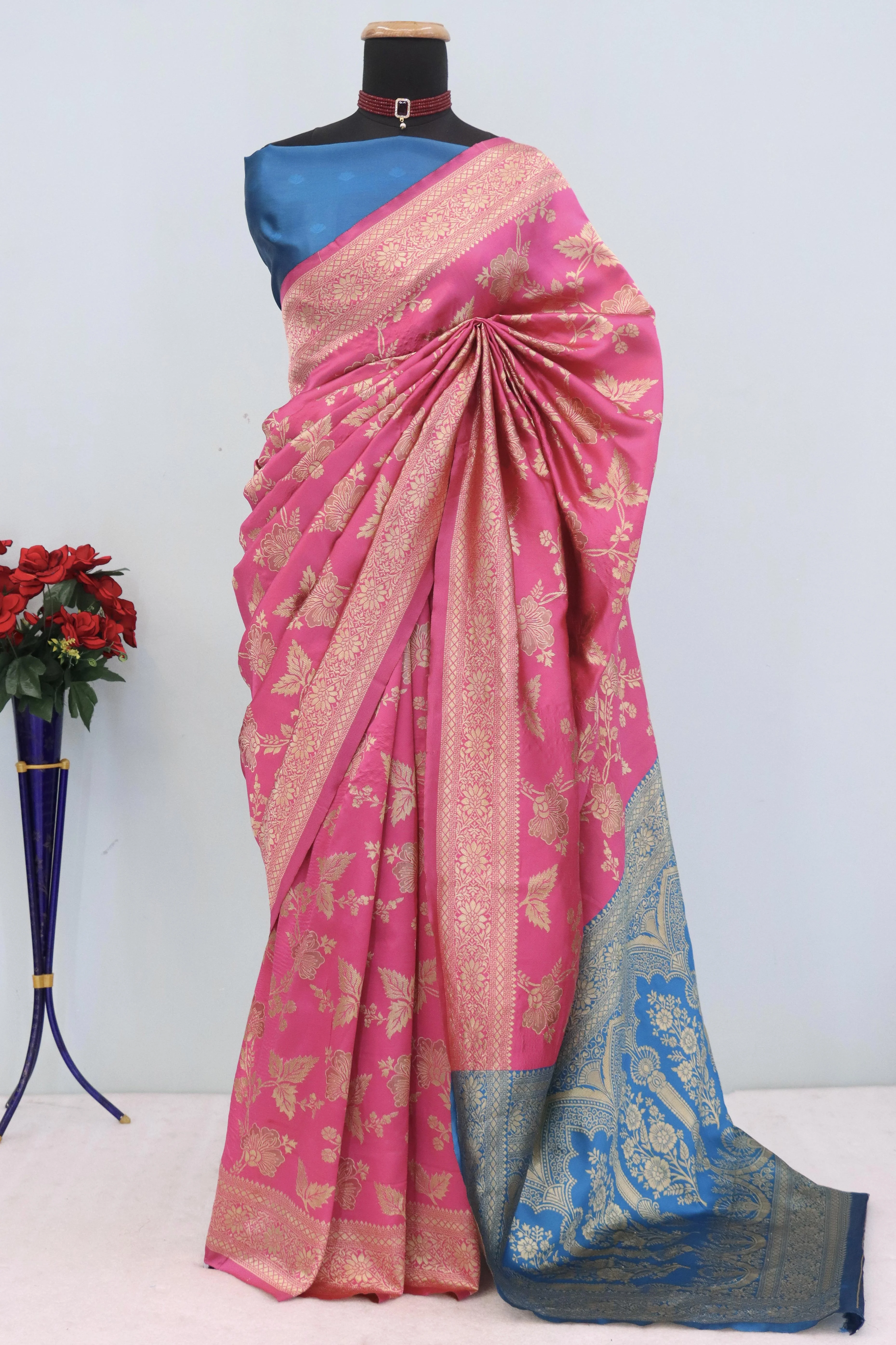 Graceful Pink & Blue Banarasi Silk Saree Featuring Intricate Floral Zari Weaving Work - Image 3
