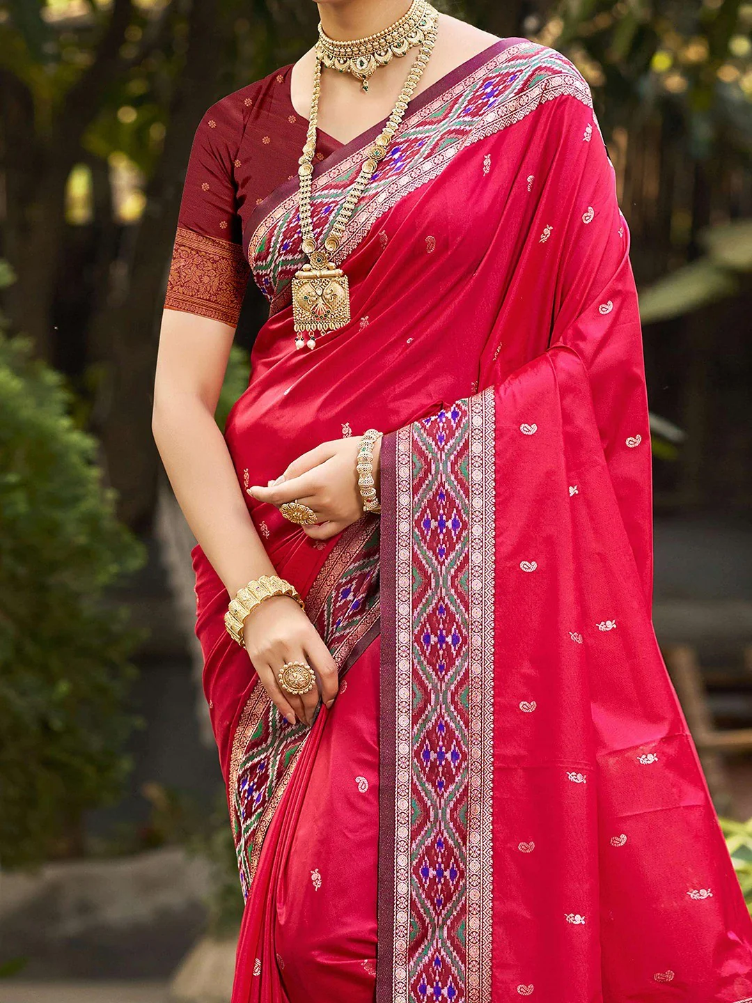 Graceful Pink Paisley & Floral Design Zari Work Silk Blend Saree With Attractive Tassels Pallu - Image 3