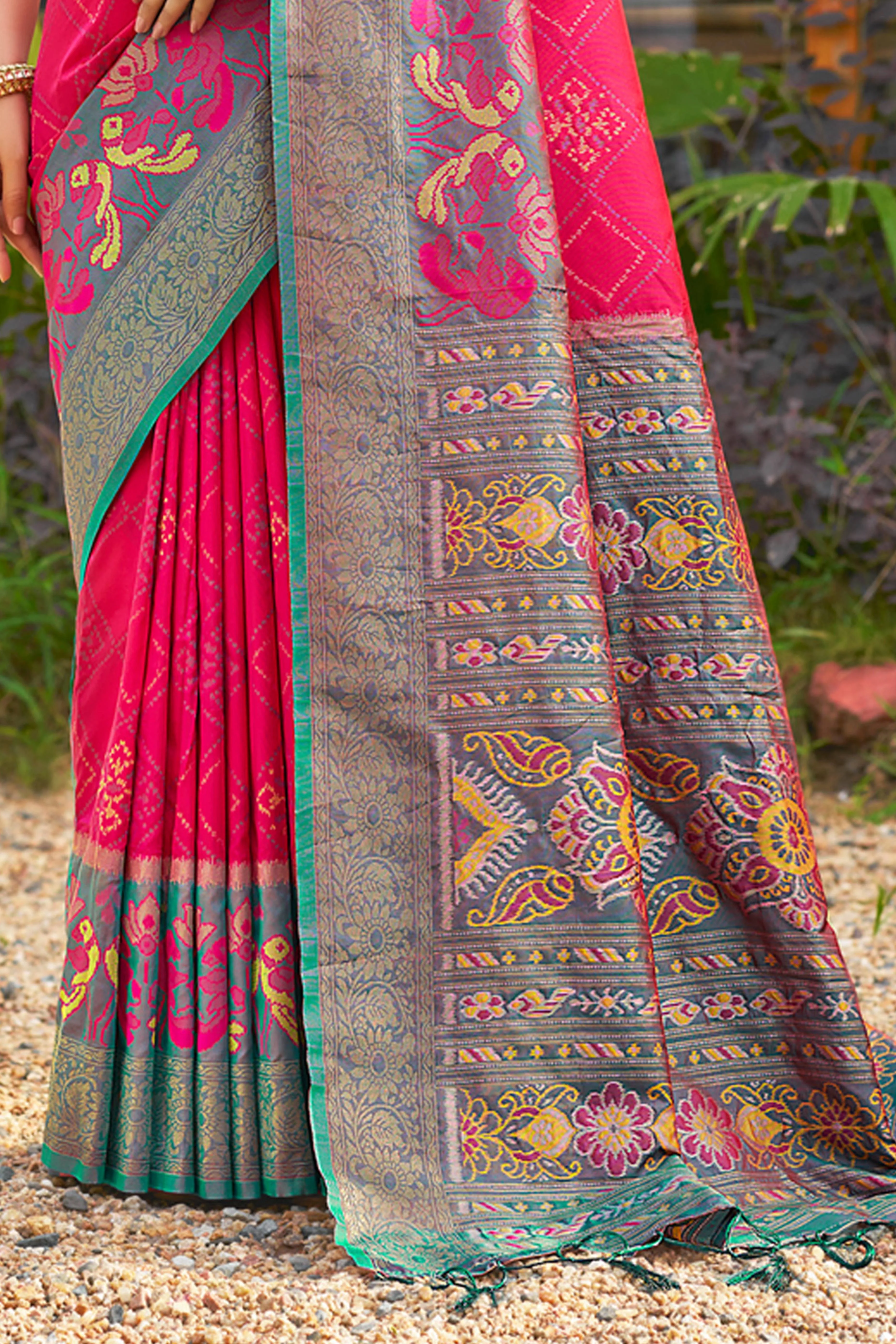 Graceful Pink Pochampally Silk Blend Saree Adorned With Floral Weaving & Stylish Tassel Pallu - Image 4
