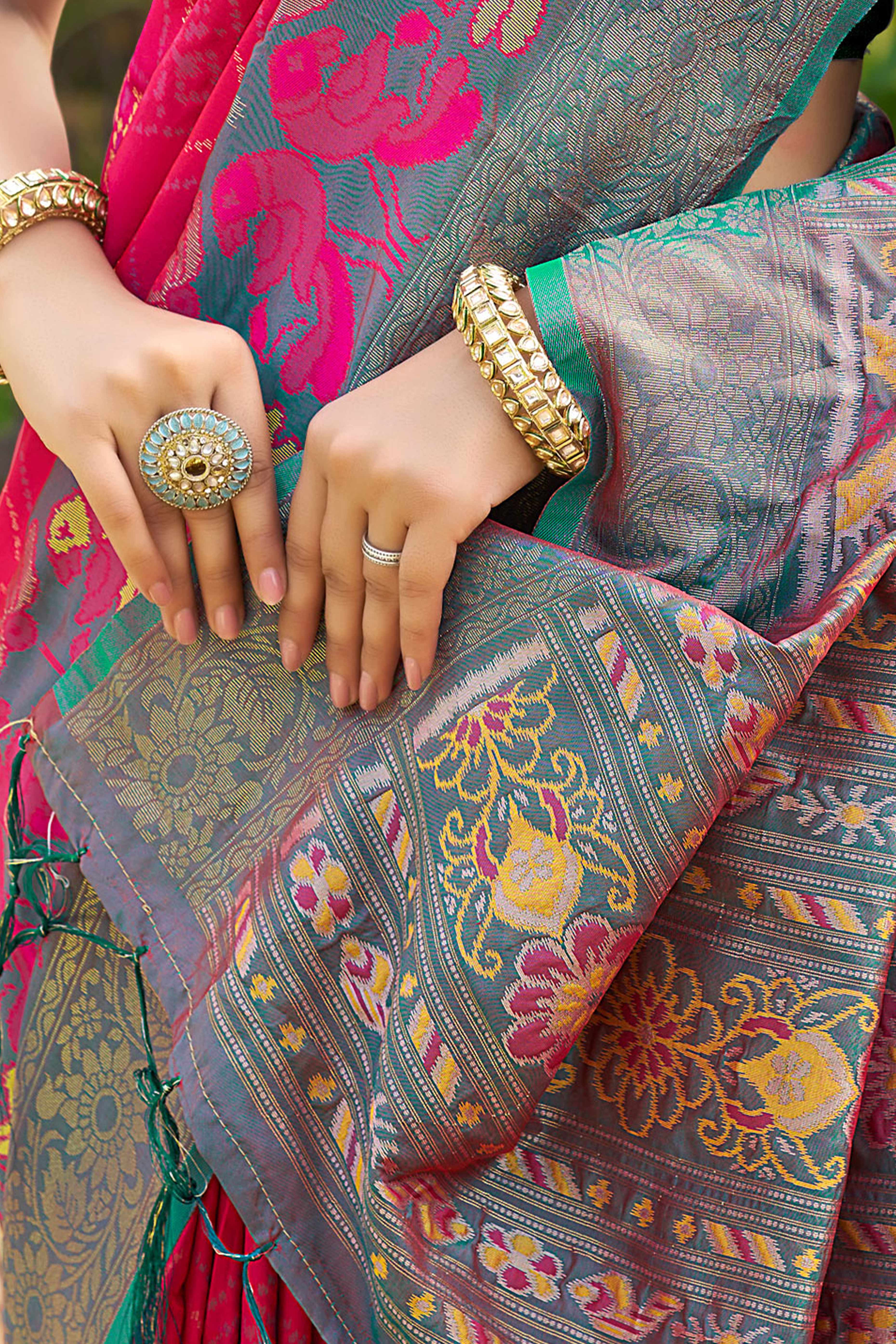 Graceful Pink Pochampally Silk Blend Saree Adorned With Floral Weaving & Stylish Tassel Pallu - Image 5