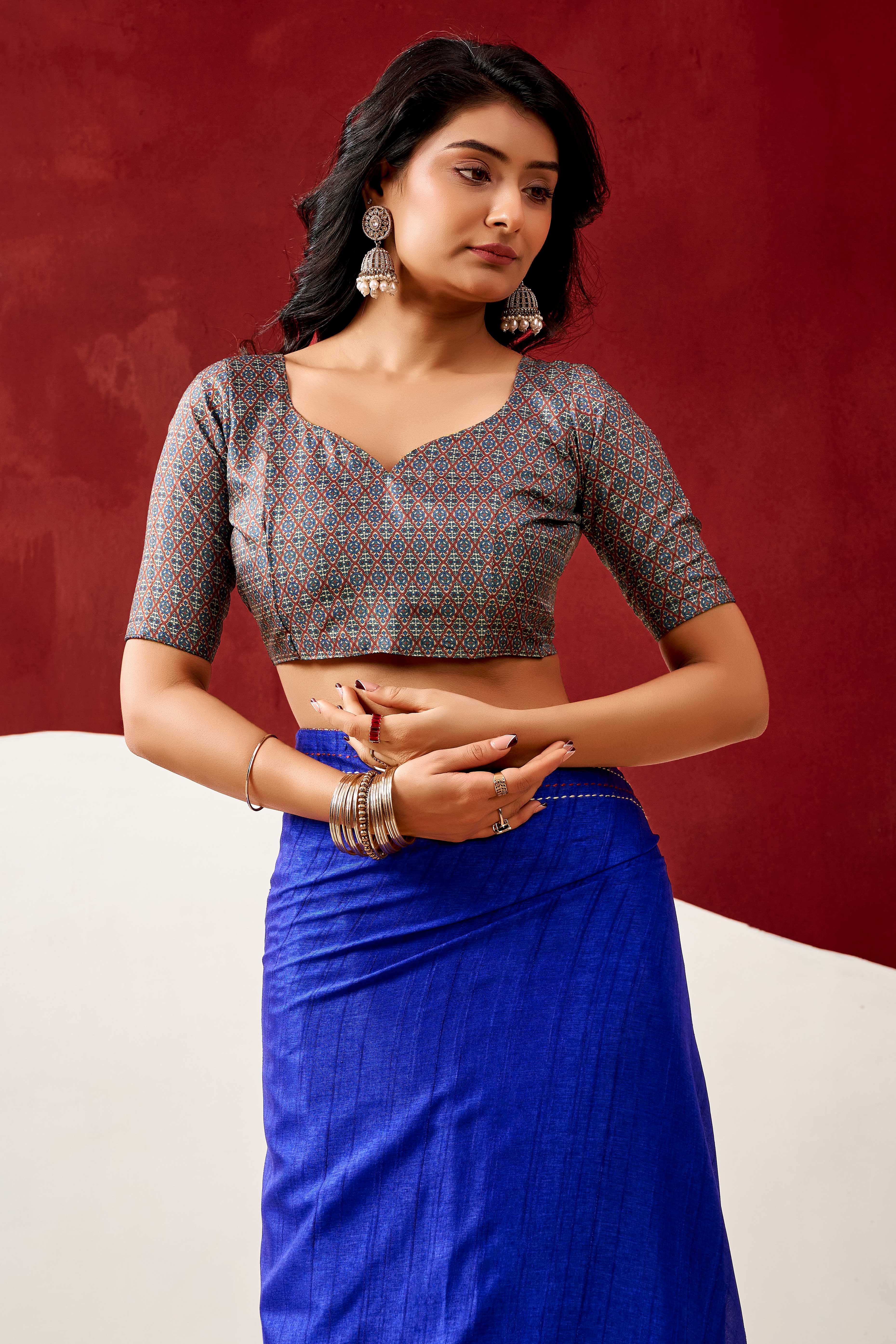 Graceful Royal Blue Handloom Cotton Blend Saree Featuring Striped Lining Embroidery & Tassel Pallu - Image 4