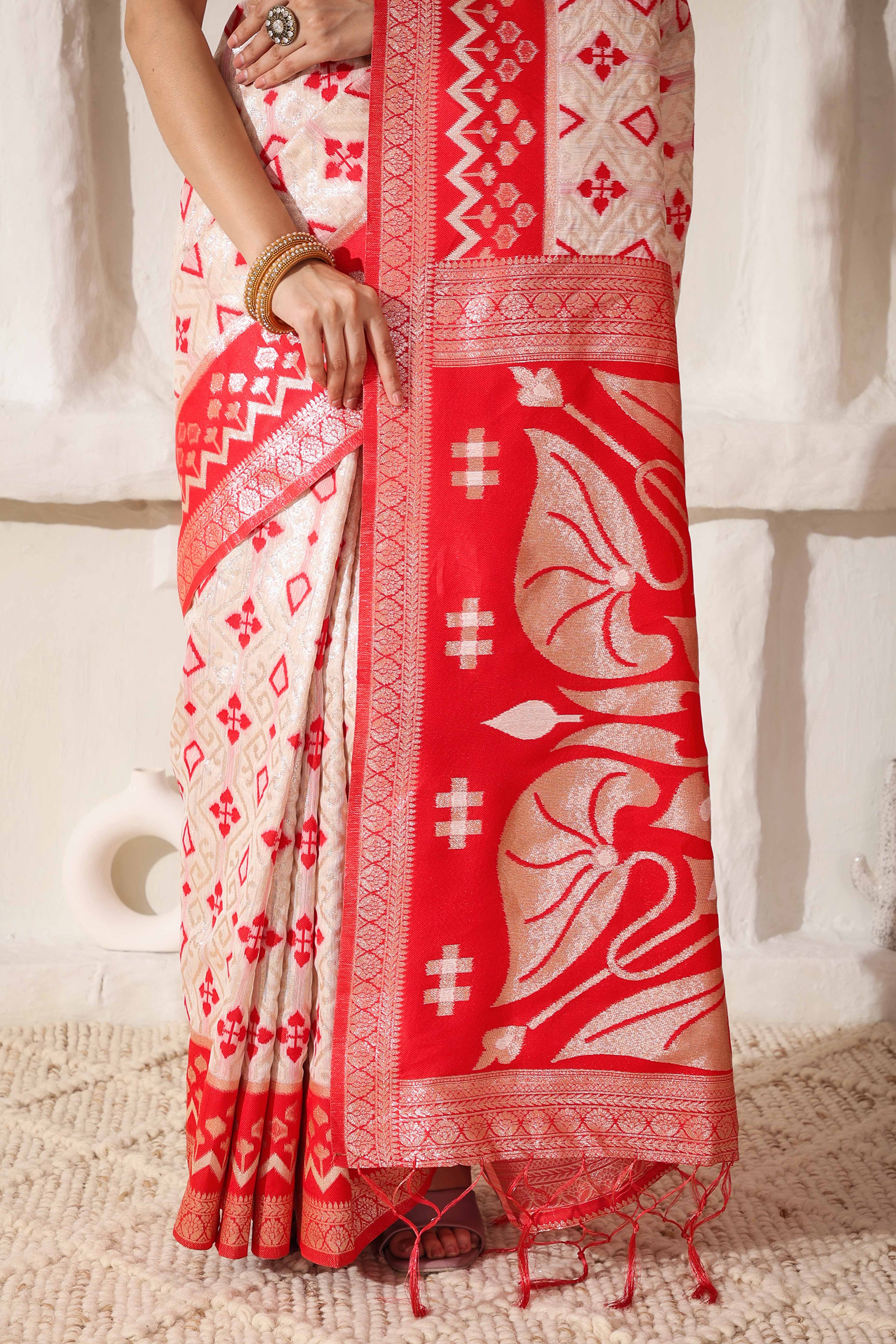 Graceful White & Red Saree In Linen Cotton With Fine Zari Weaving And Flowing Tassel Details - Image 7