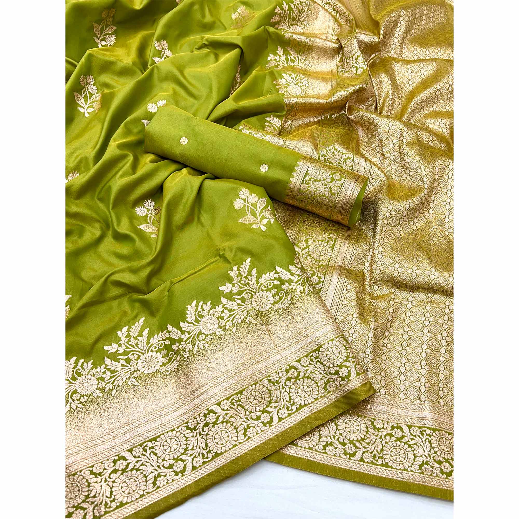 Green Art Silk Saree Featuring Intricate Floral Zari Weaving & An Elegant Banarasi Pallu - Image 3